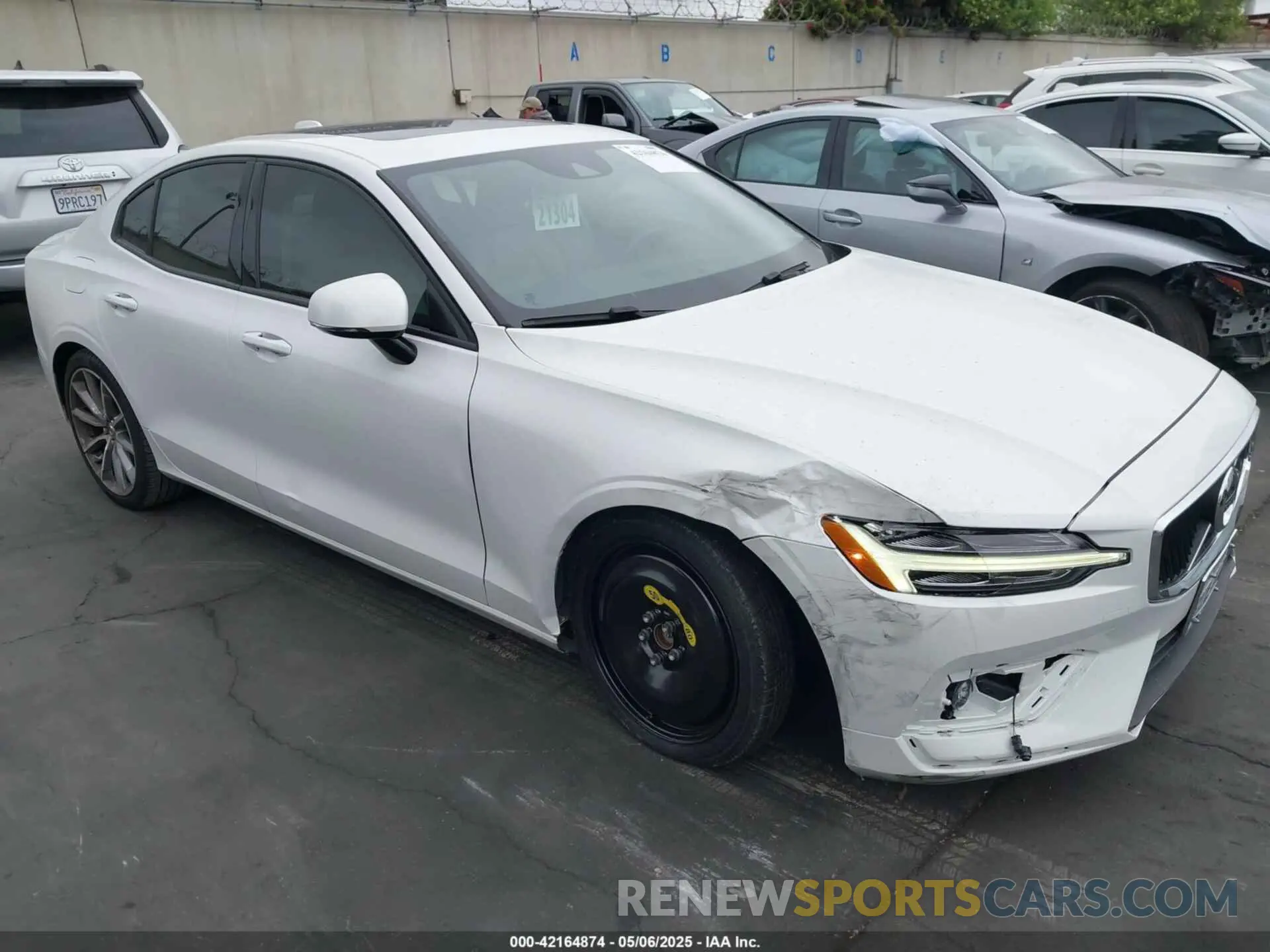 1 Photograph of a damaged car 7JRA22TK5MG094639 VOLVO S60 2021