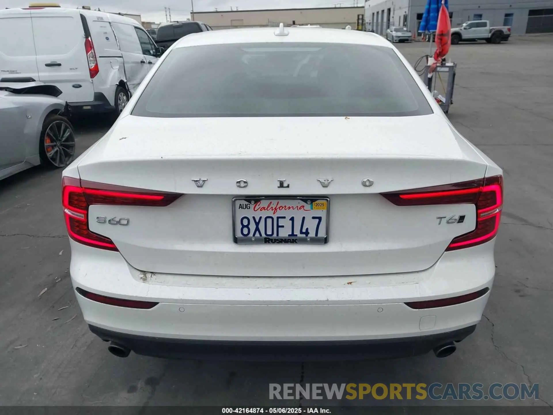 17 Photograph of a damaged car 7JRA22TK5MG094639 VOLVO S60 2021