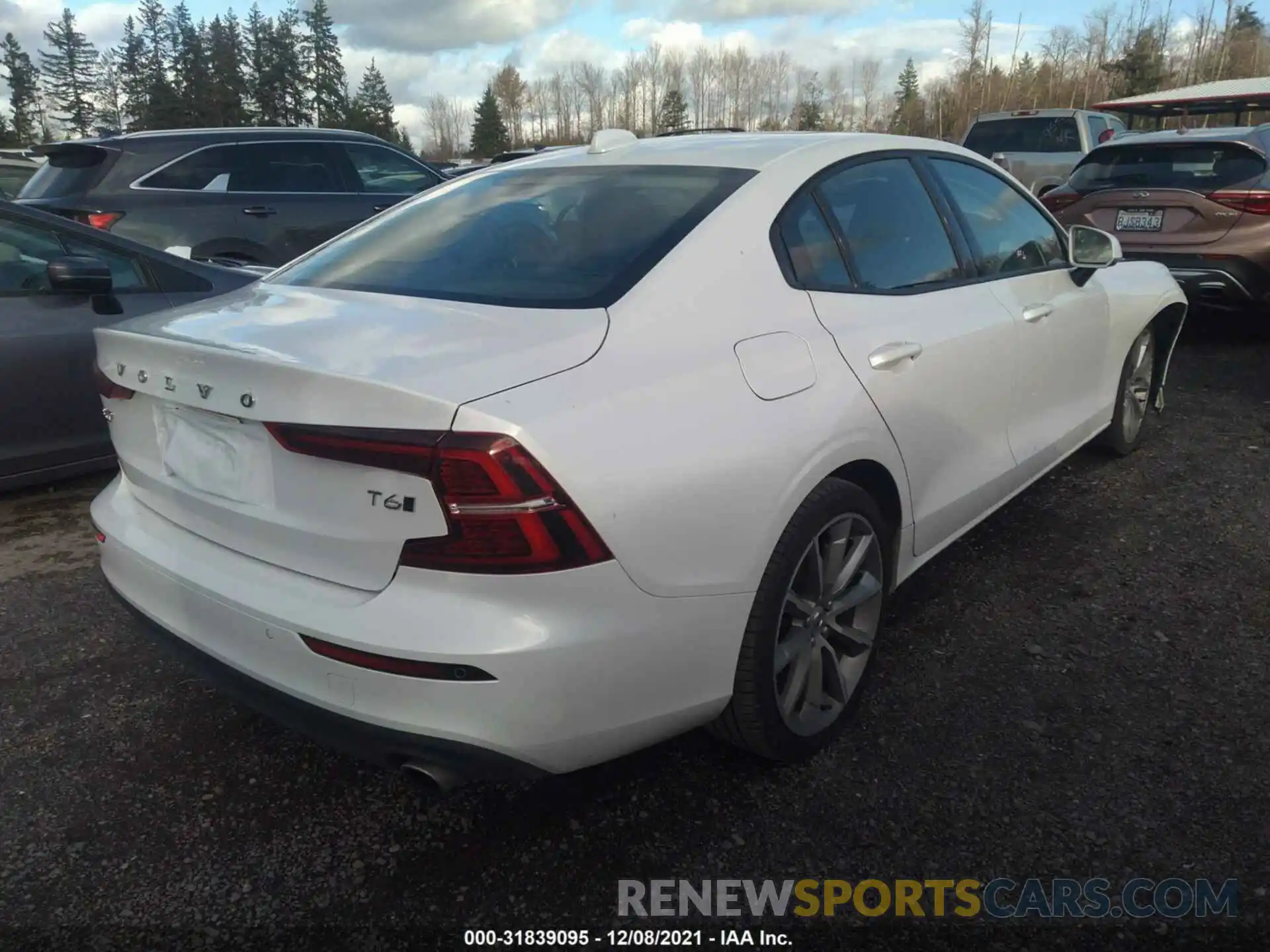 4 Photograph of a damaged car 7JRA22TK8MG080234 VOLVO S60 2021