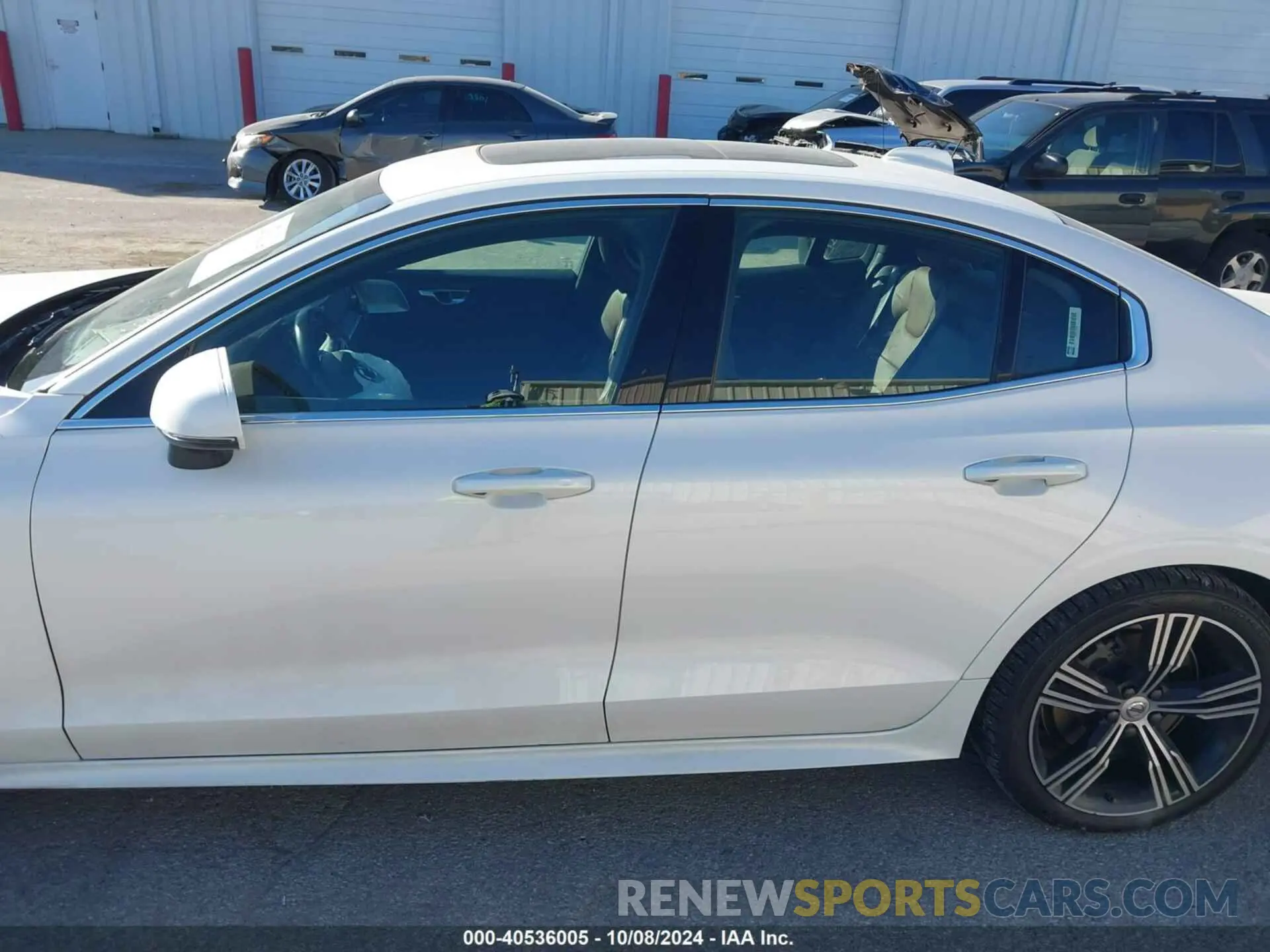 14 Photograph of a damaged car 7JRBR0FL2MG080609 VOLVO S60 2021