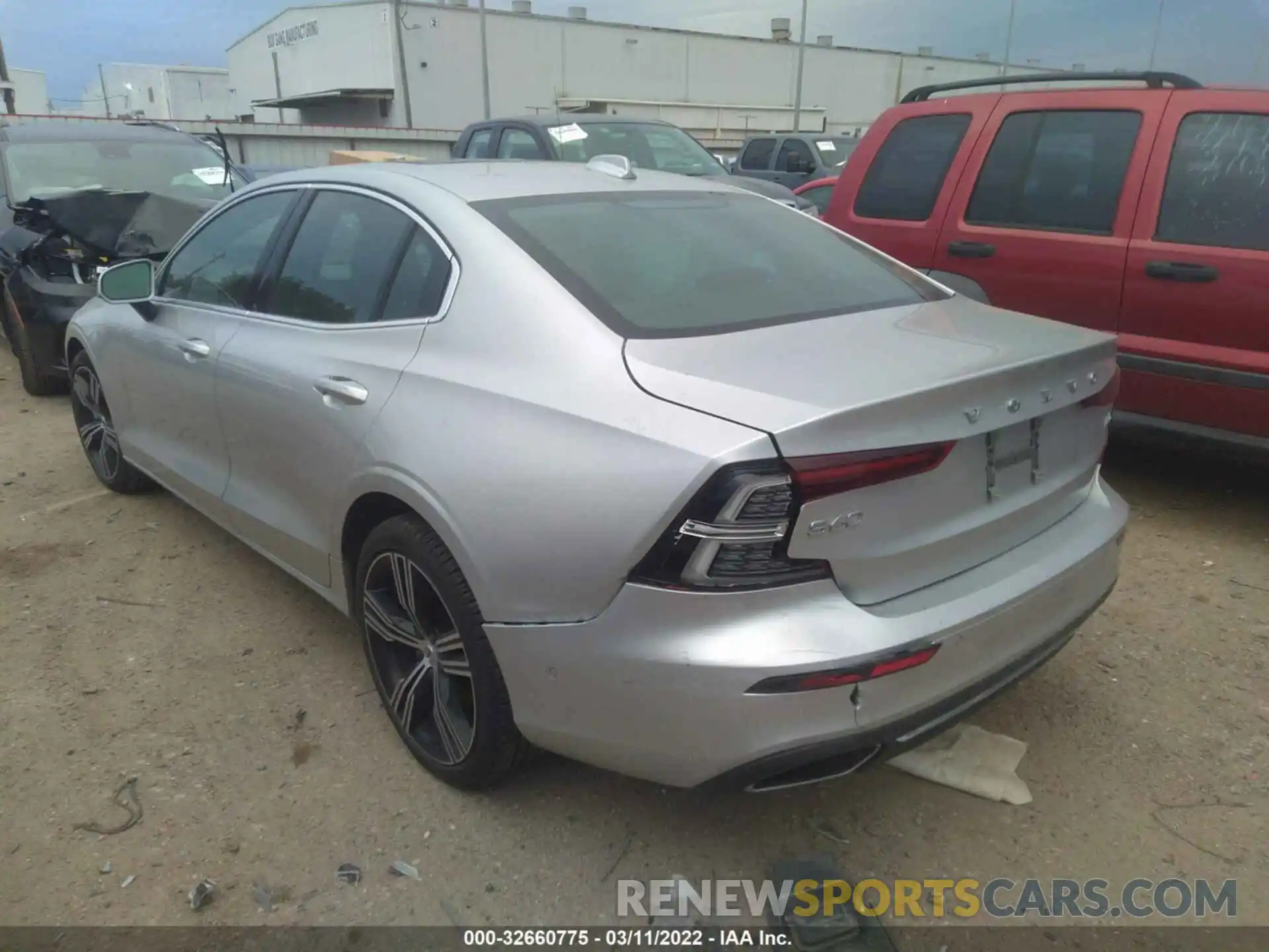 3 Photograph of a damaged car 7JRL12FL5NG161161 VOLVO S60 2022