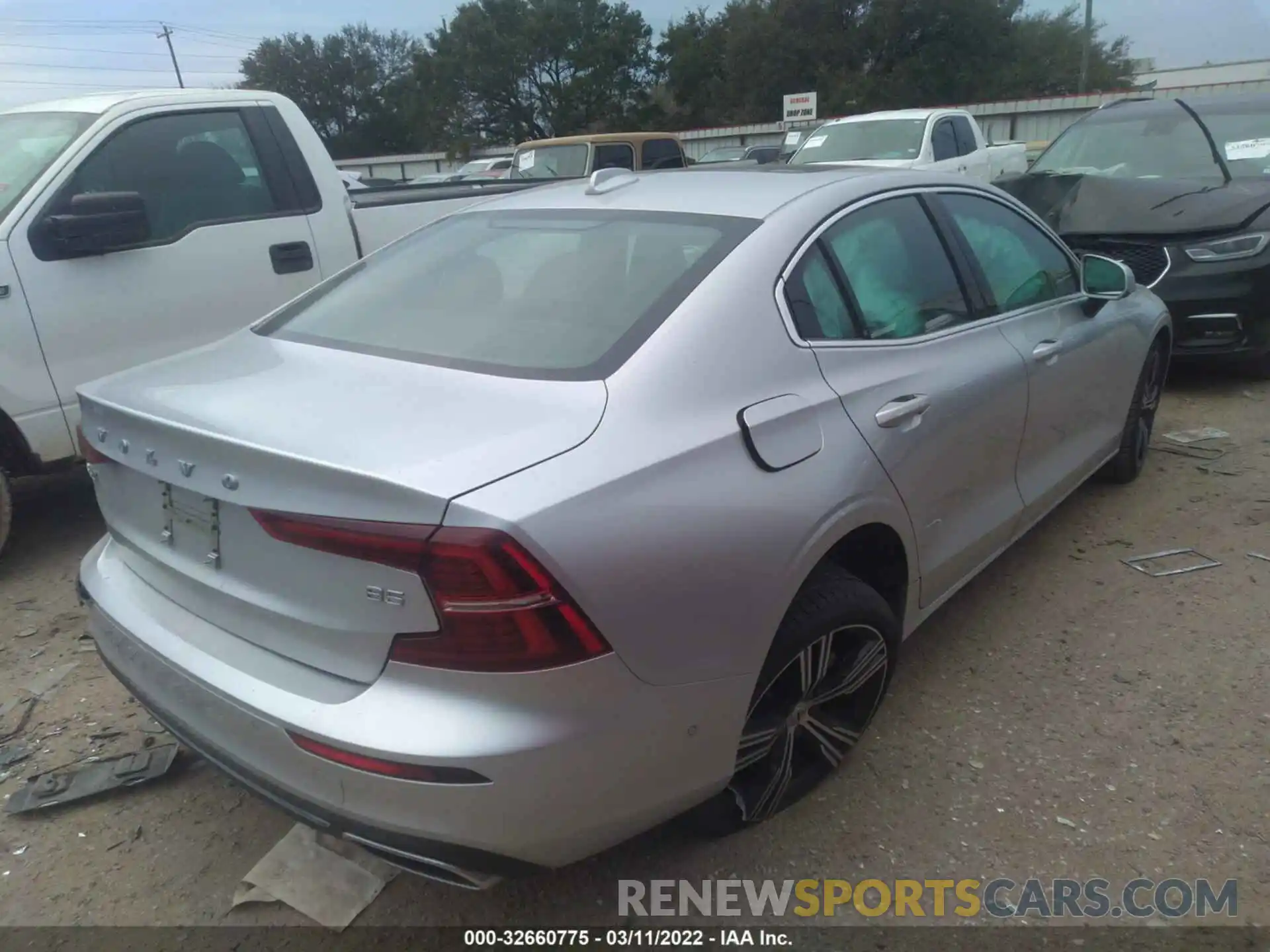 4 Photograph of a damaged car 7JRL12FL5NG161161 VOLVO S60 2022