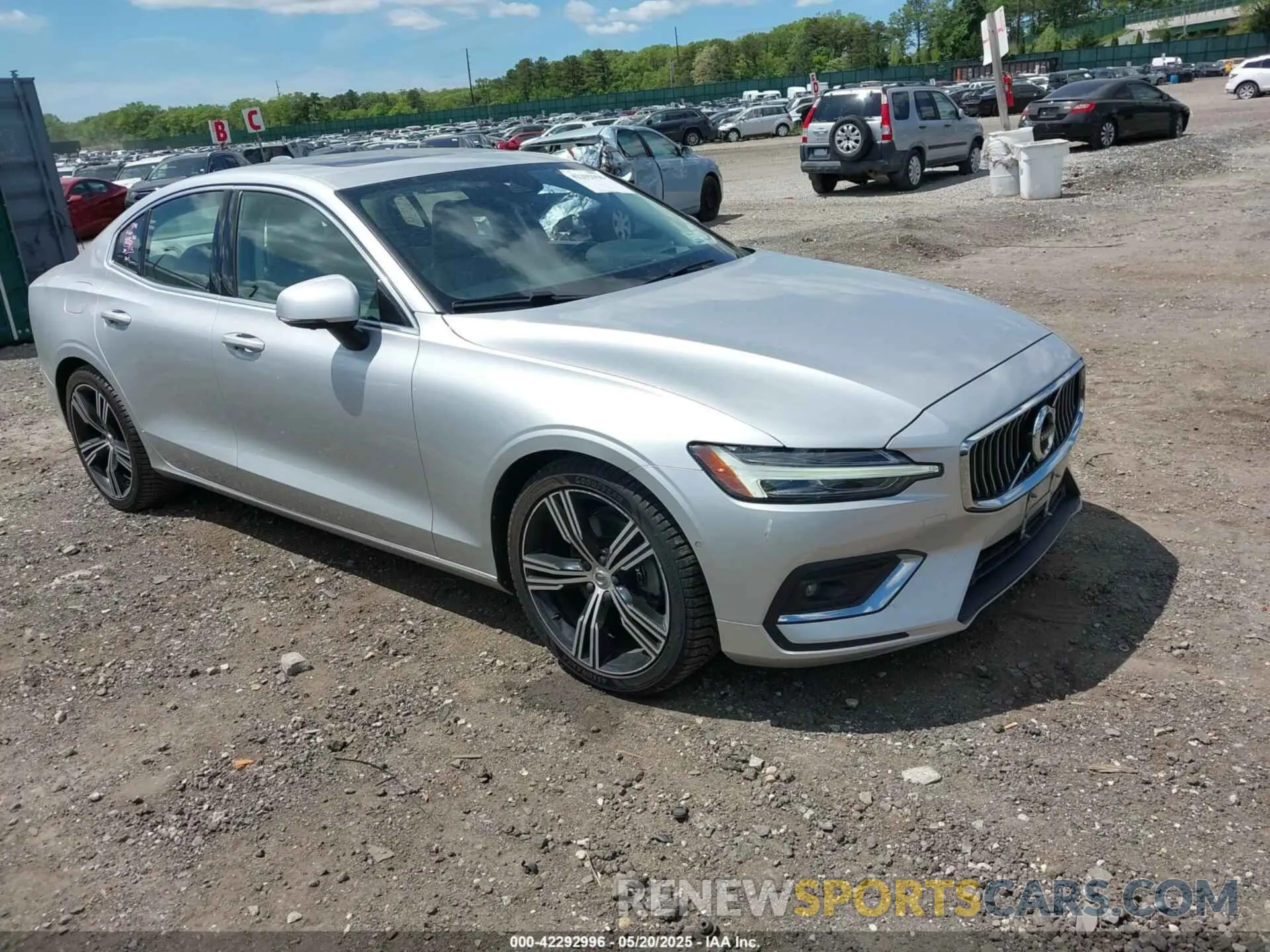 1 Photograph of a damaged car 7JRL12FL5NG173925 VOLVO S60 2022