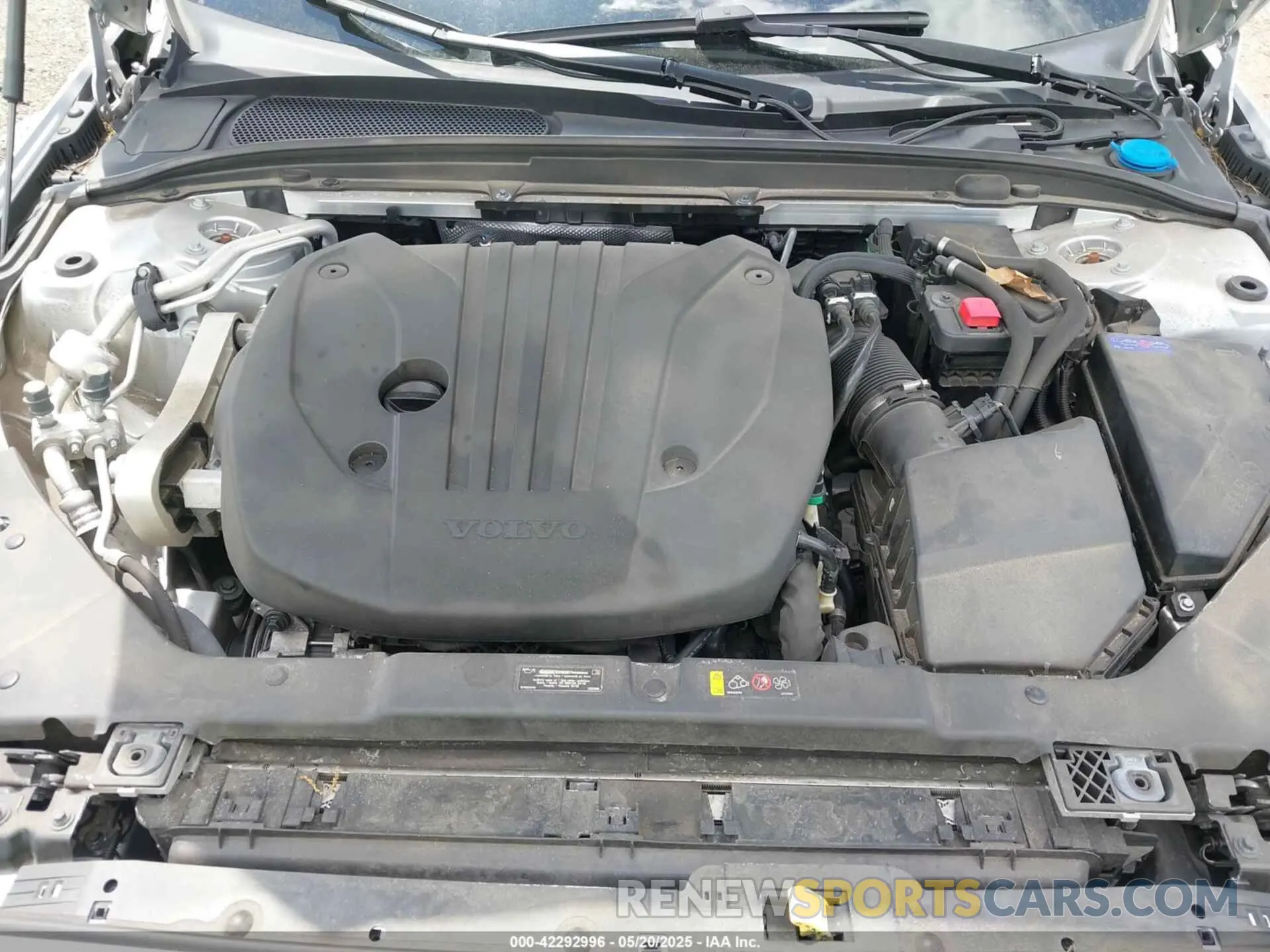 10 Photograph of a damaged car 7JRL12FL5NG173925 VOLVO S60 2022