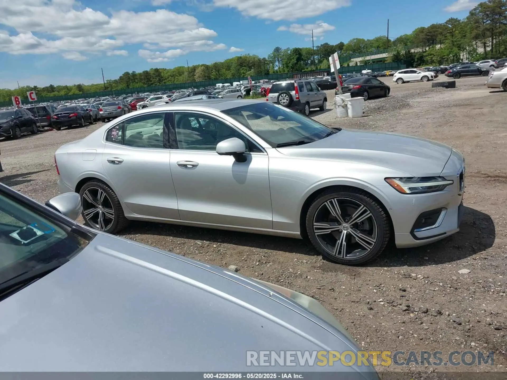 13 Photograph of a damaged car 7JRL12FL5NG173925 VOLVO S60 2022