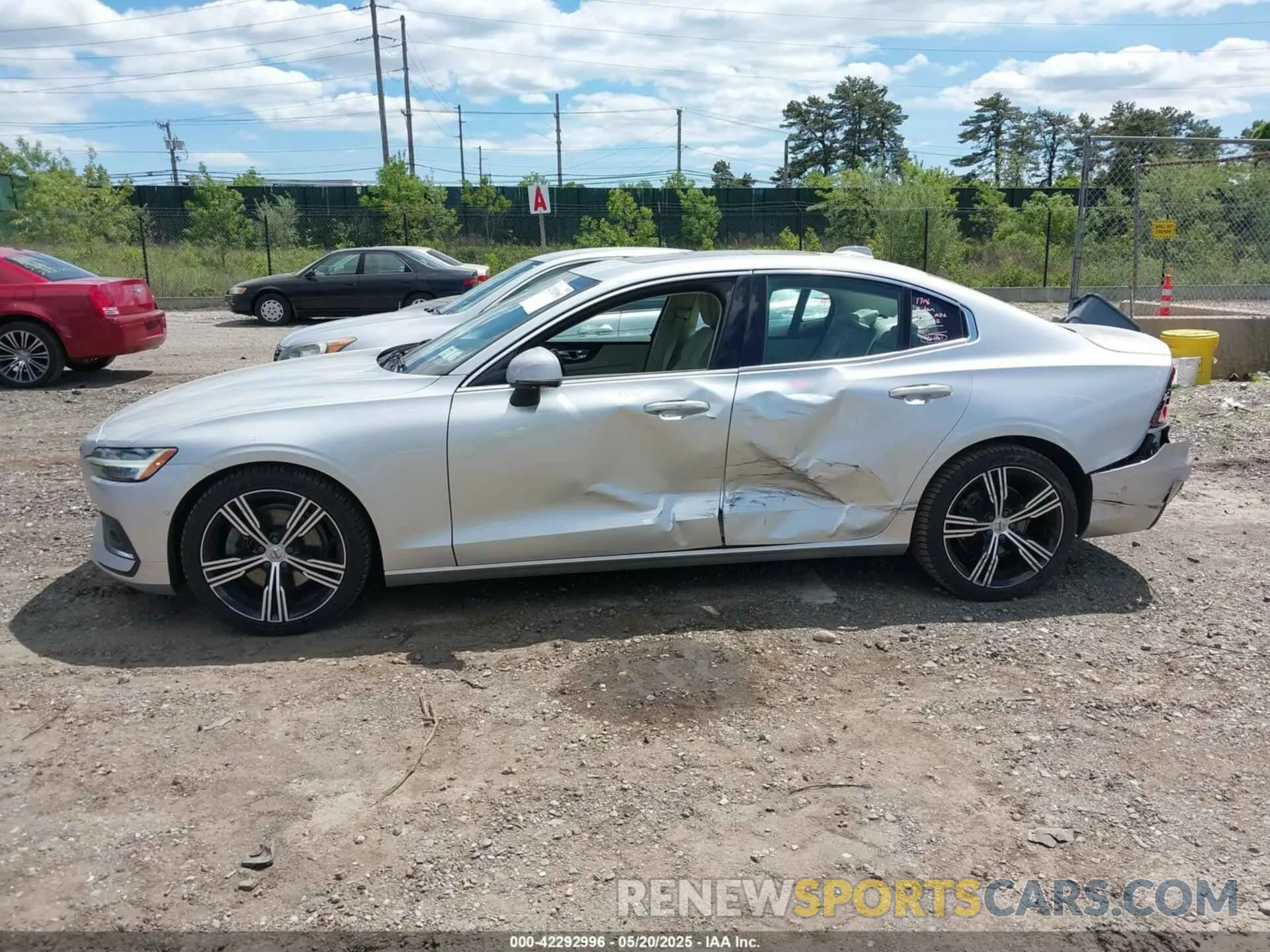 14 Photograph of a damaged car 7JRL12FL5NG173925 VOLVO S60 2022