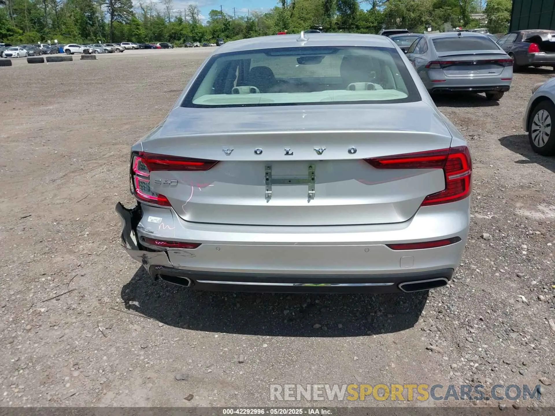 16 Photograph of a damaged car 7JRL12FL5NG173925 VOLVO S60 2022