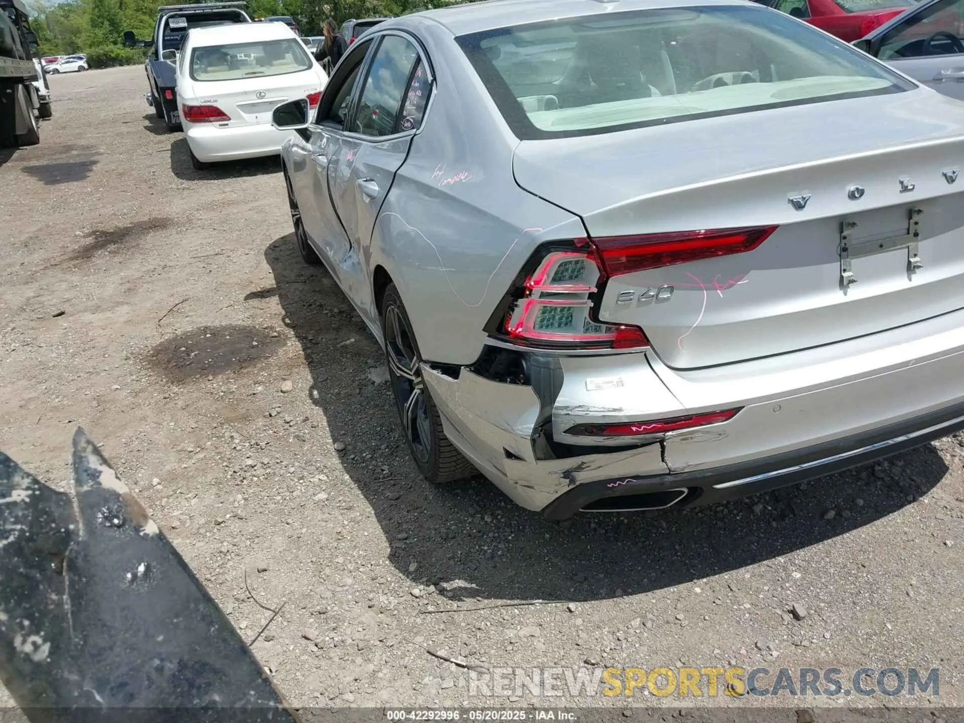 17 Photograph of a damaged car 7JRL12FL5NG173925 VOLVO S60 2022