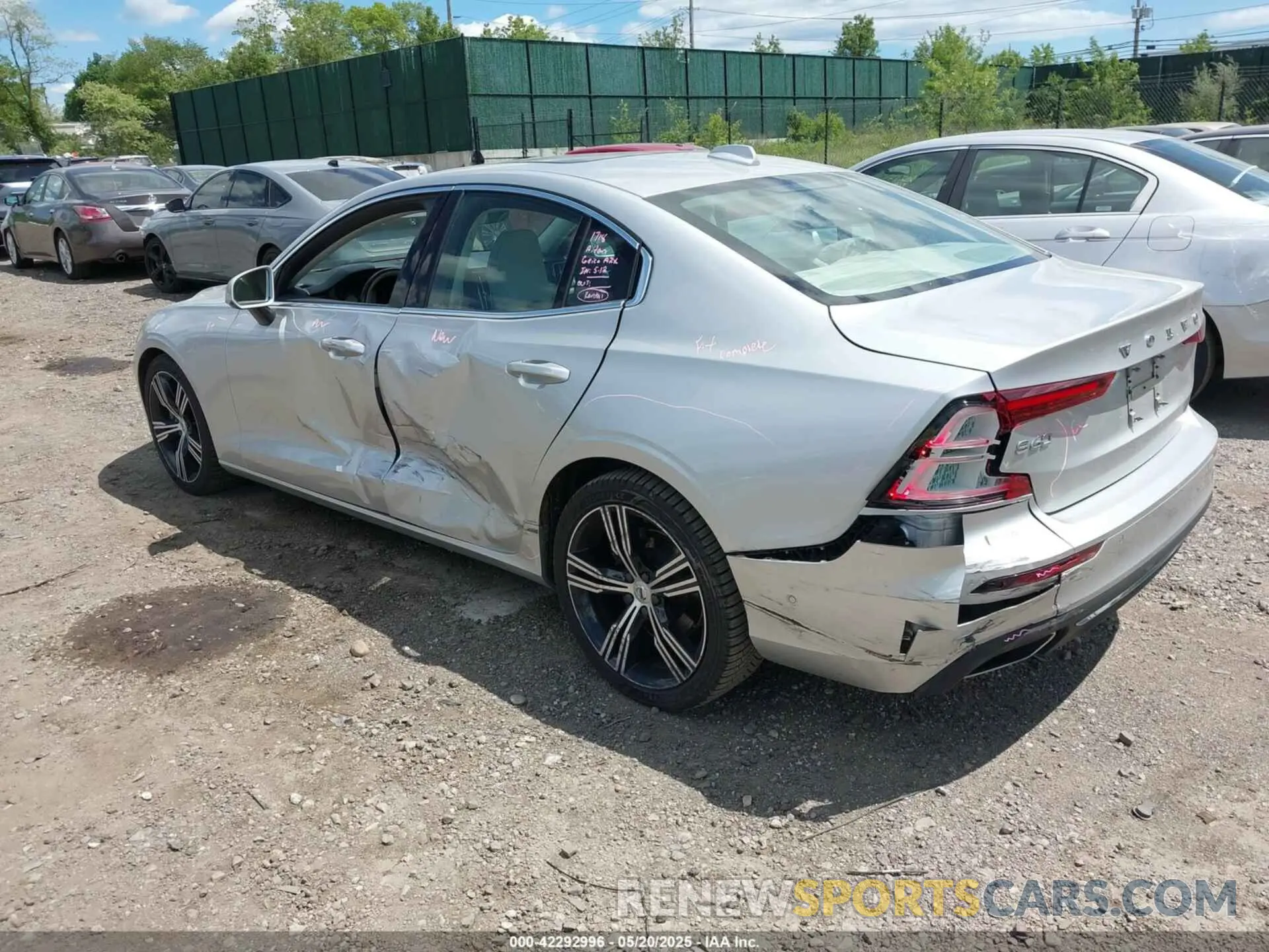 3 Photograph of a damaged car 7JRL12FL5NG173925 VOLVO S60 2022