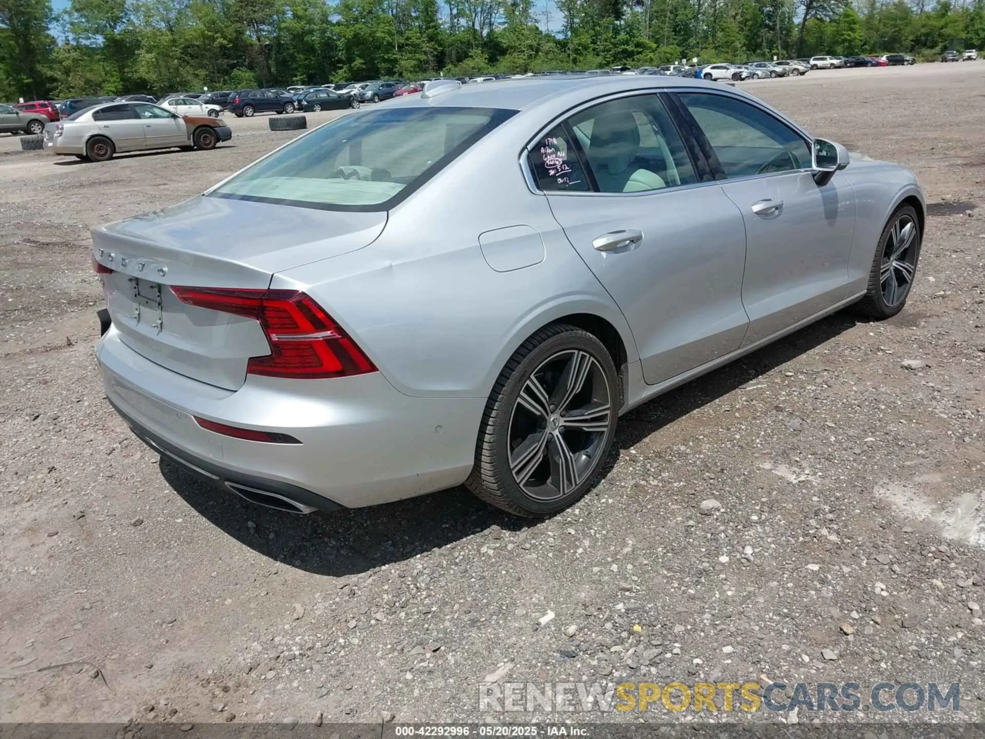 4 Photograph of a damaged car 7JRL12FL5NG173925 VOLVO S60 2022
