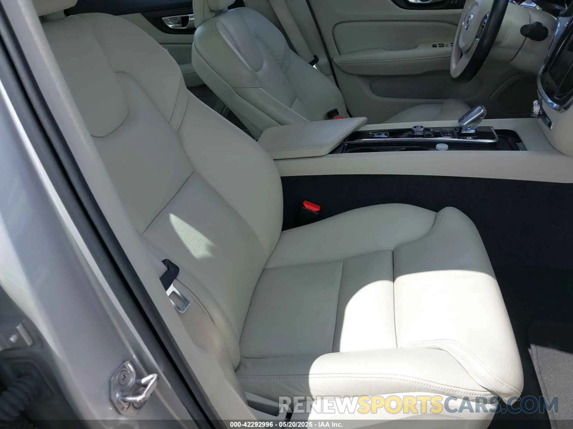 5 Photograph of a damaged car 7JRL12FL5NG173925 VOLVO S60 2022
