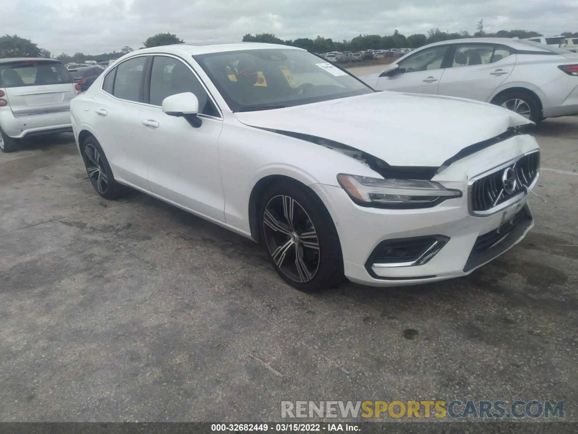 1 Photograph of a damaged car 7JRL12FL5NG174069 VOLVO S60 2022