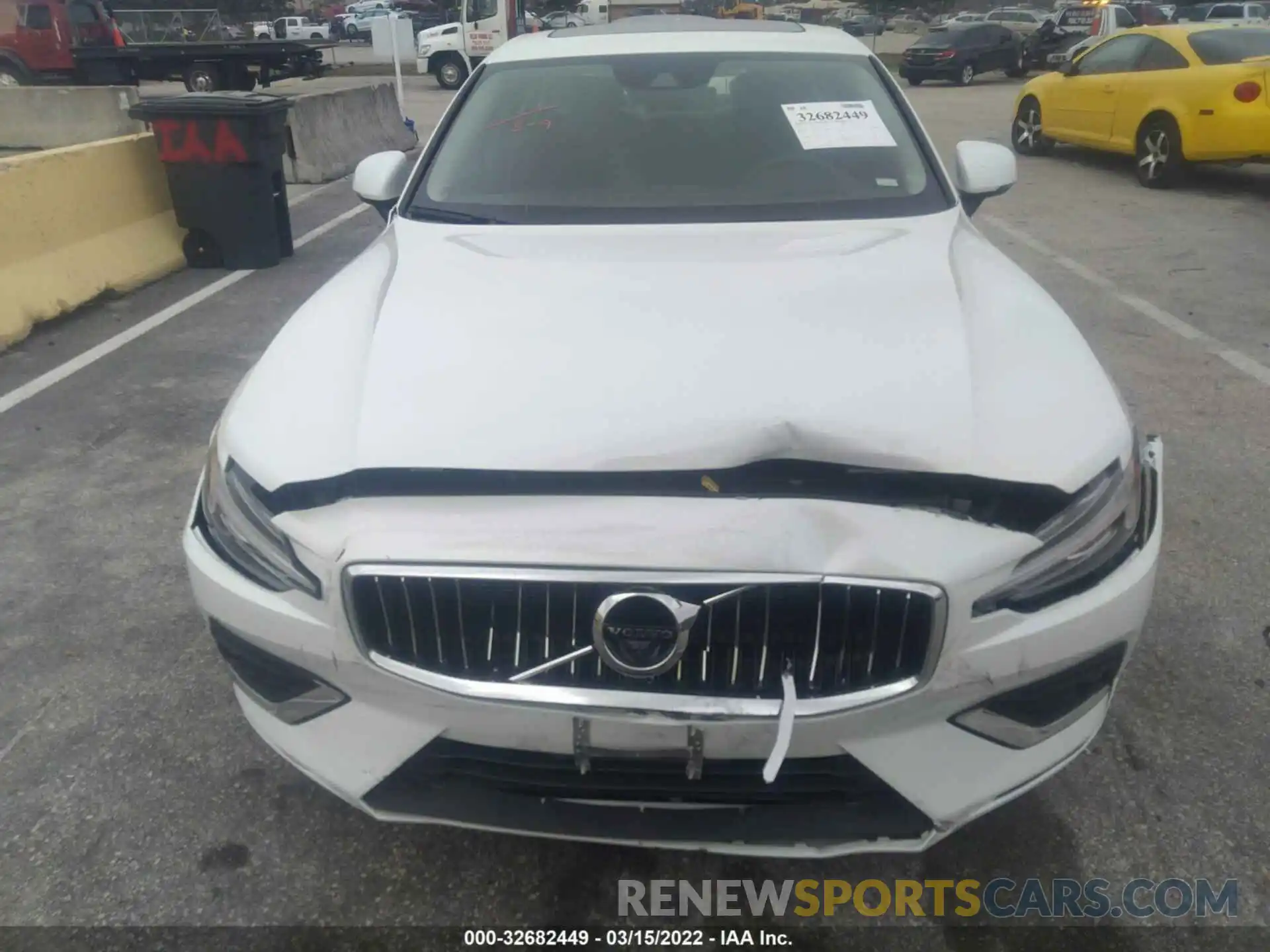 6 Photograph of a damaged car 7JRL12FL5NG174069 VOLVO S60 2022