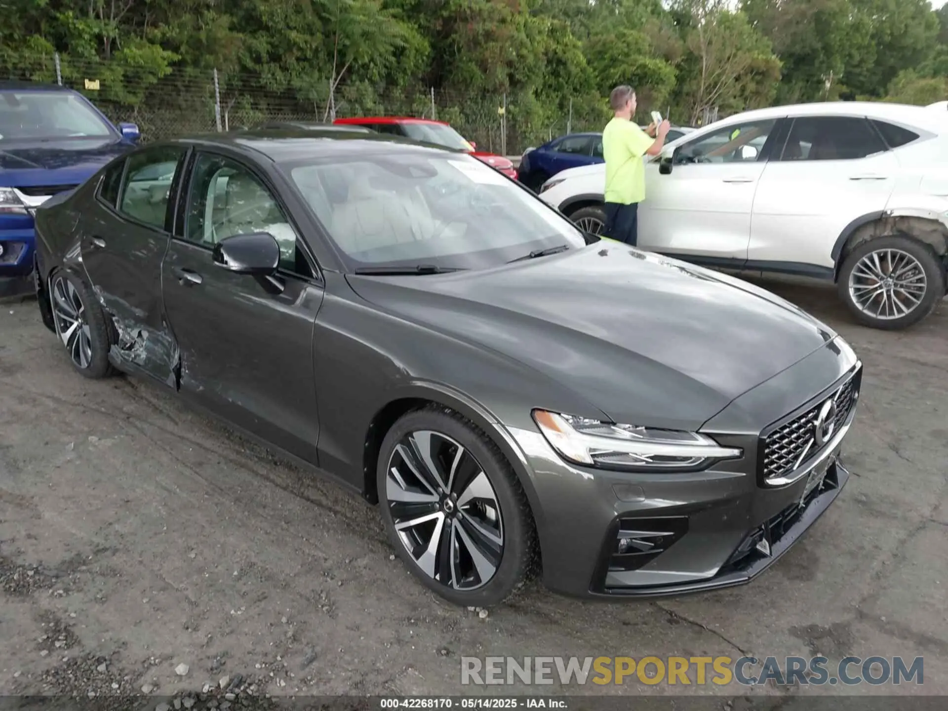 1 Photograph of a damaged car 7JRL12FZ0NG154042 VOLVO S60 2022