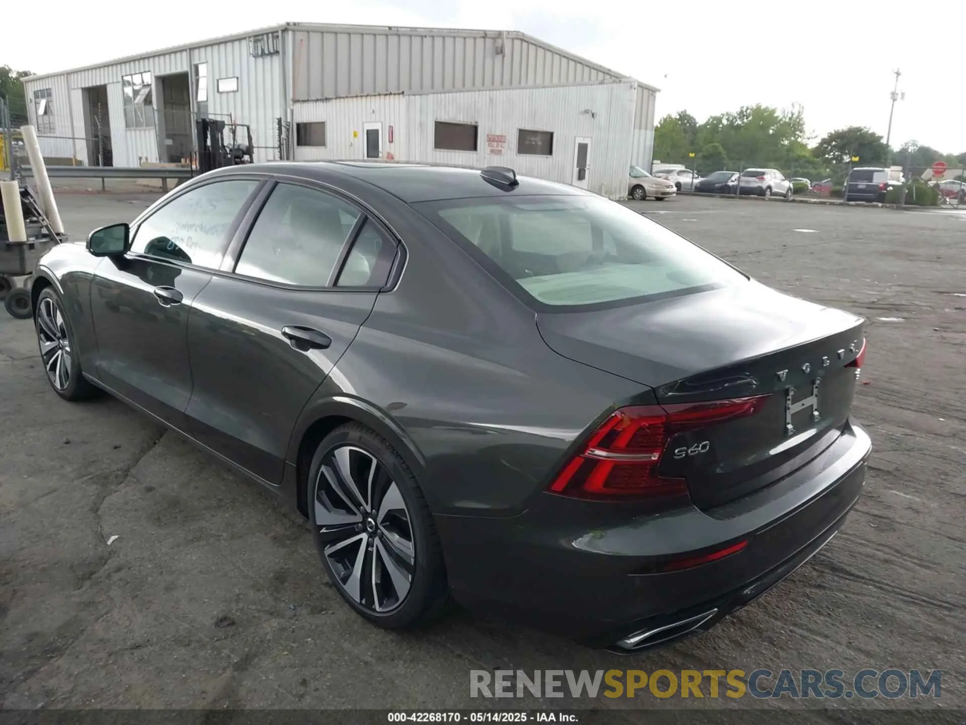 3 Photograph of a damaged car 7JRL12FZ0NG154042 VOLVO S60 2022