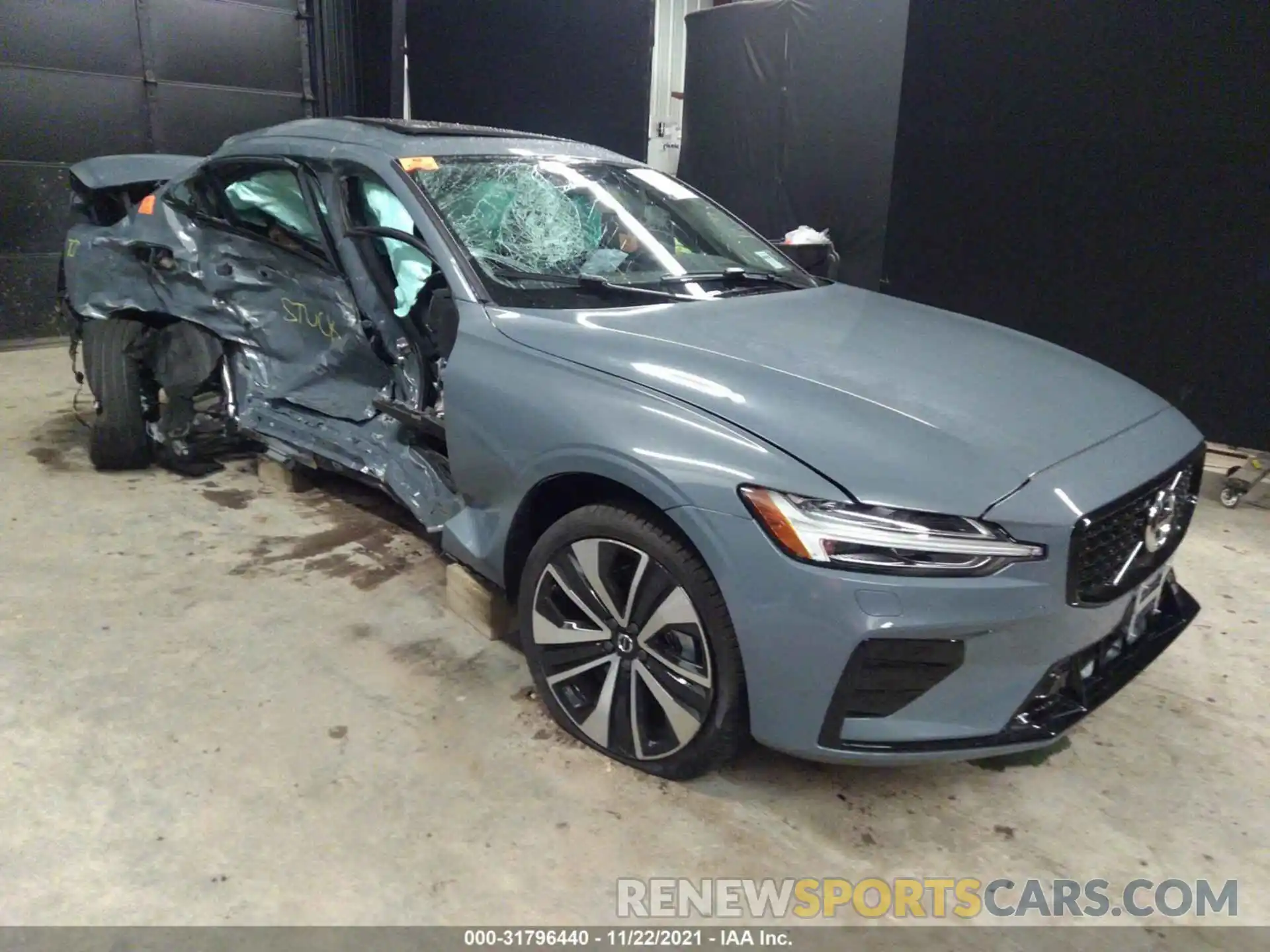 1 Photograph of a damaged car 7JRL12FZ2NG161204 VOLVO S60 2022