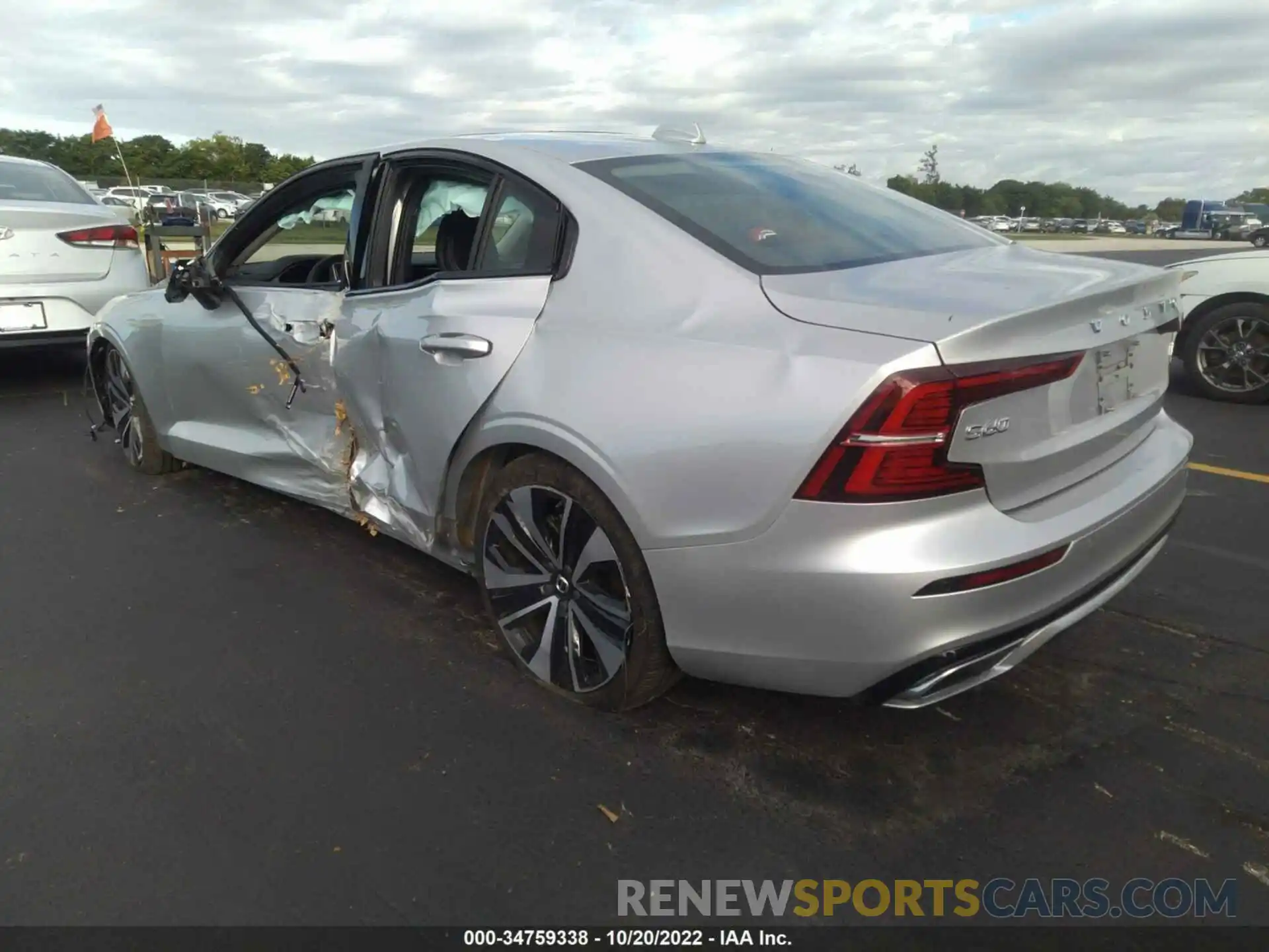 3 Photograph of a damaged car 7JRL12FZ2NG177659 VOLVO S60 2022