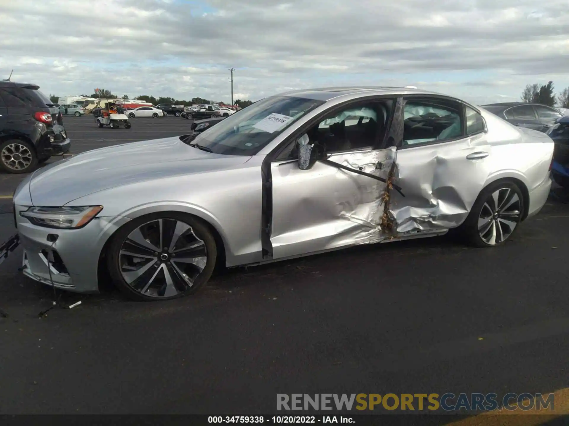 6 Photograph of a damaged car 7JRL12FZ2NG177659 VOLVO S60 2022