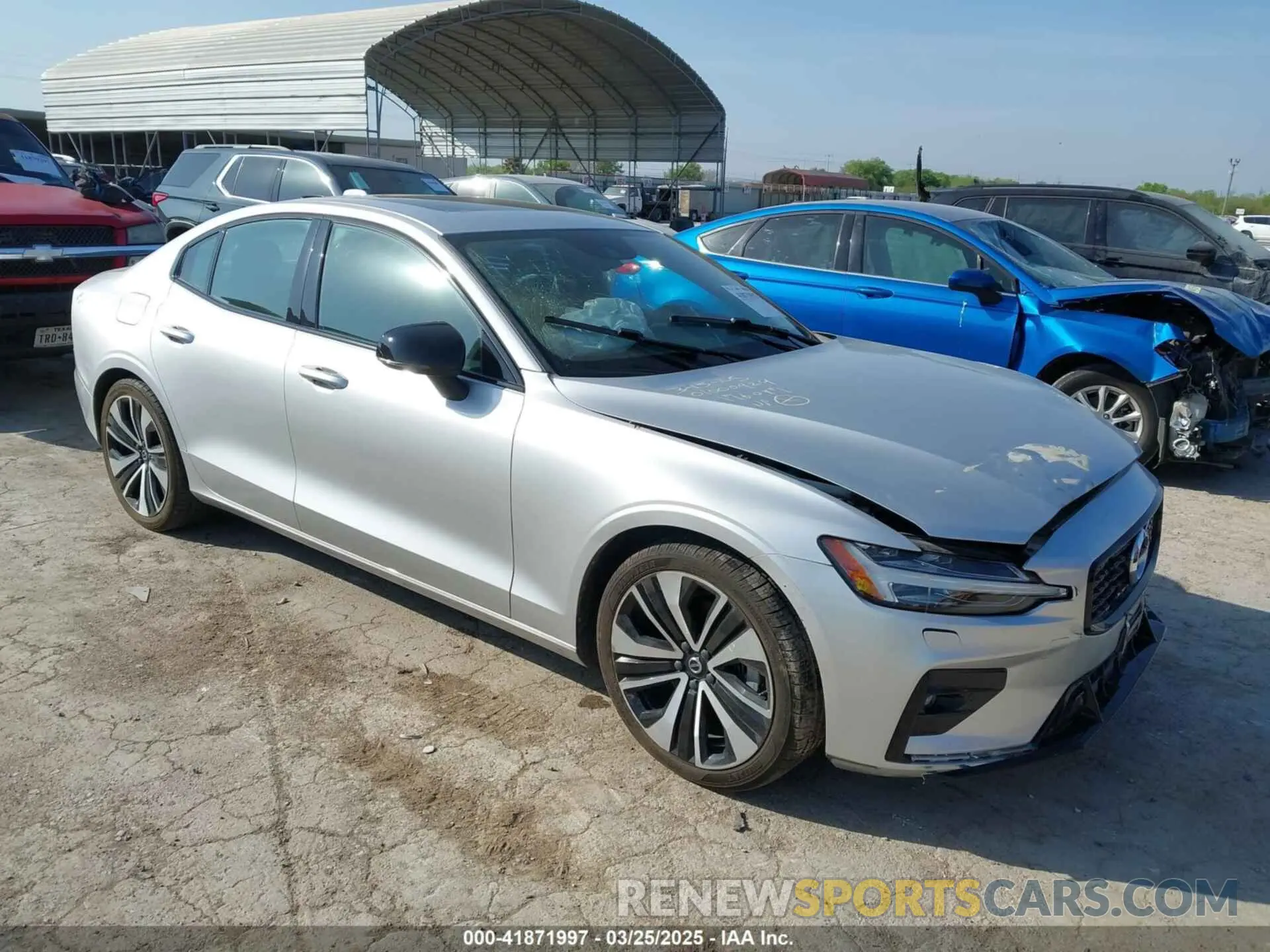1 Photograph of a damaged car 7JRL12FZ3NG176097 VOLVO S60 2022