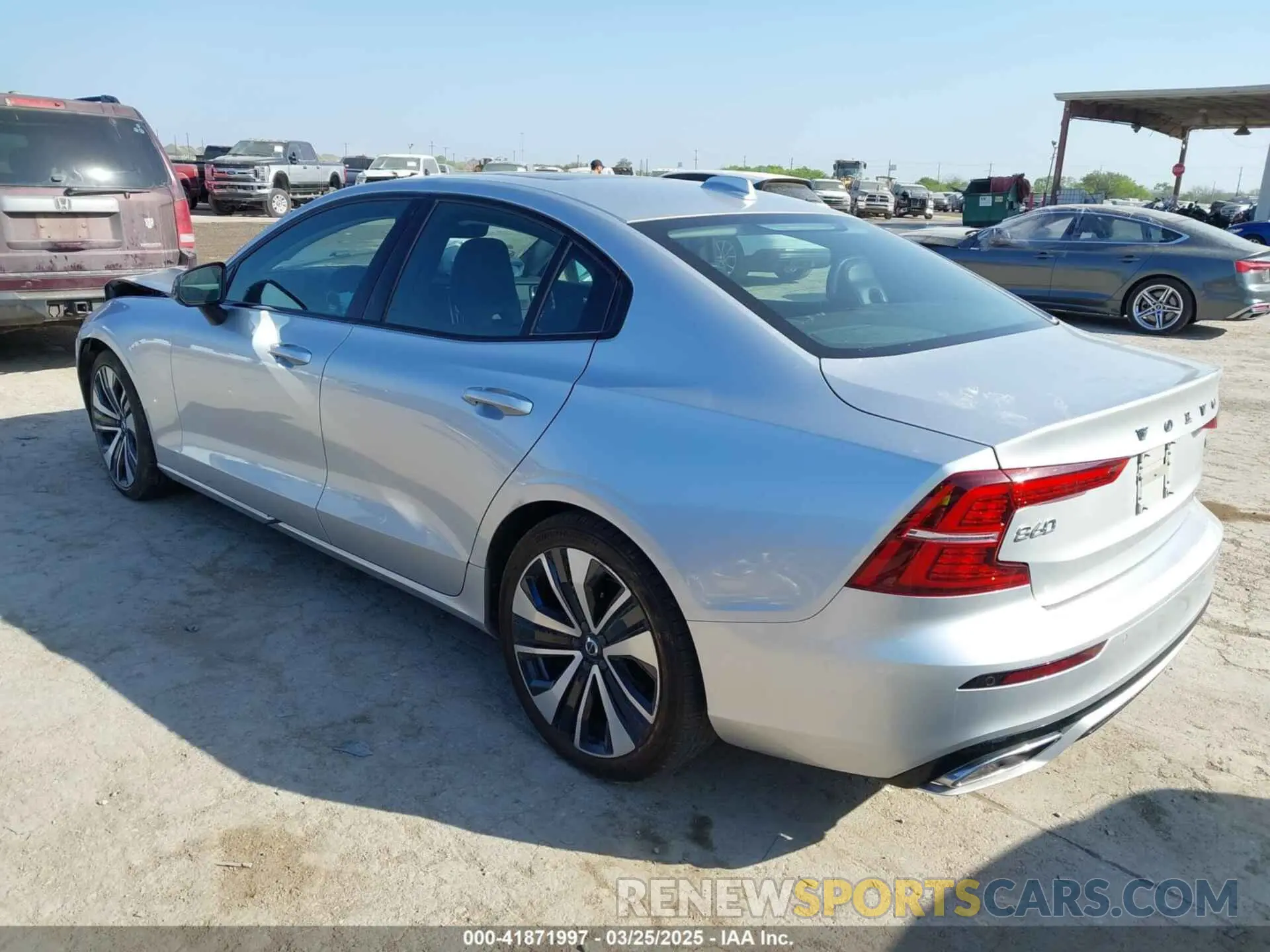 3 Photograph of a damaged car 7JRL12FZ3NG176097 VOLVO S60 2022