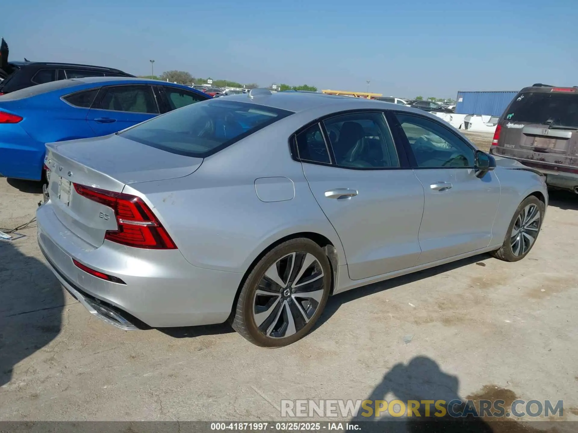 4 Photograph of a damaged car 7JRL12FZ3NG176097 VOLVO S60 2022