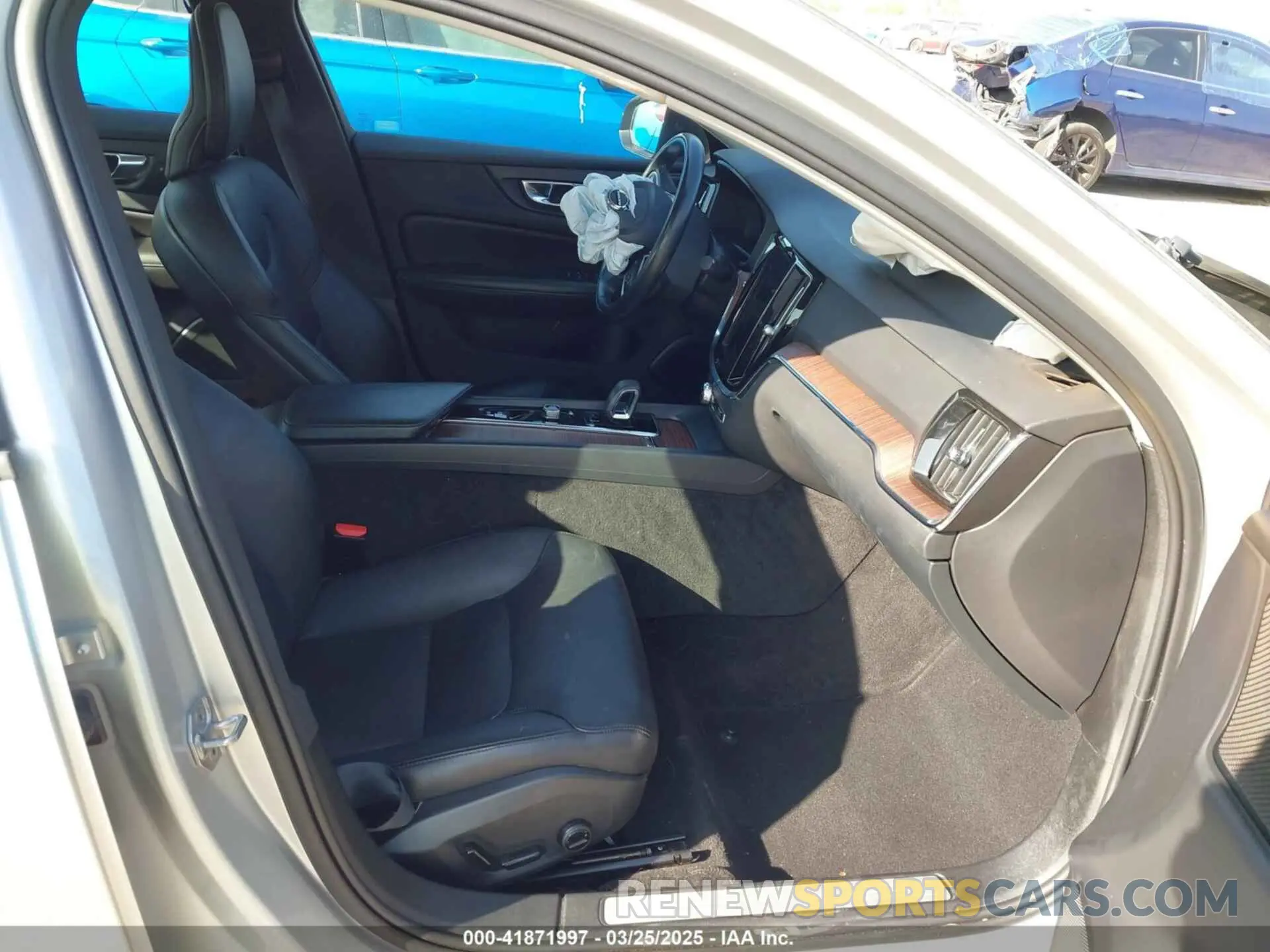 5 Photograph of a damaged car 7JRL12FZ3NG176097 VOLVO S60 2022
