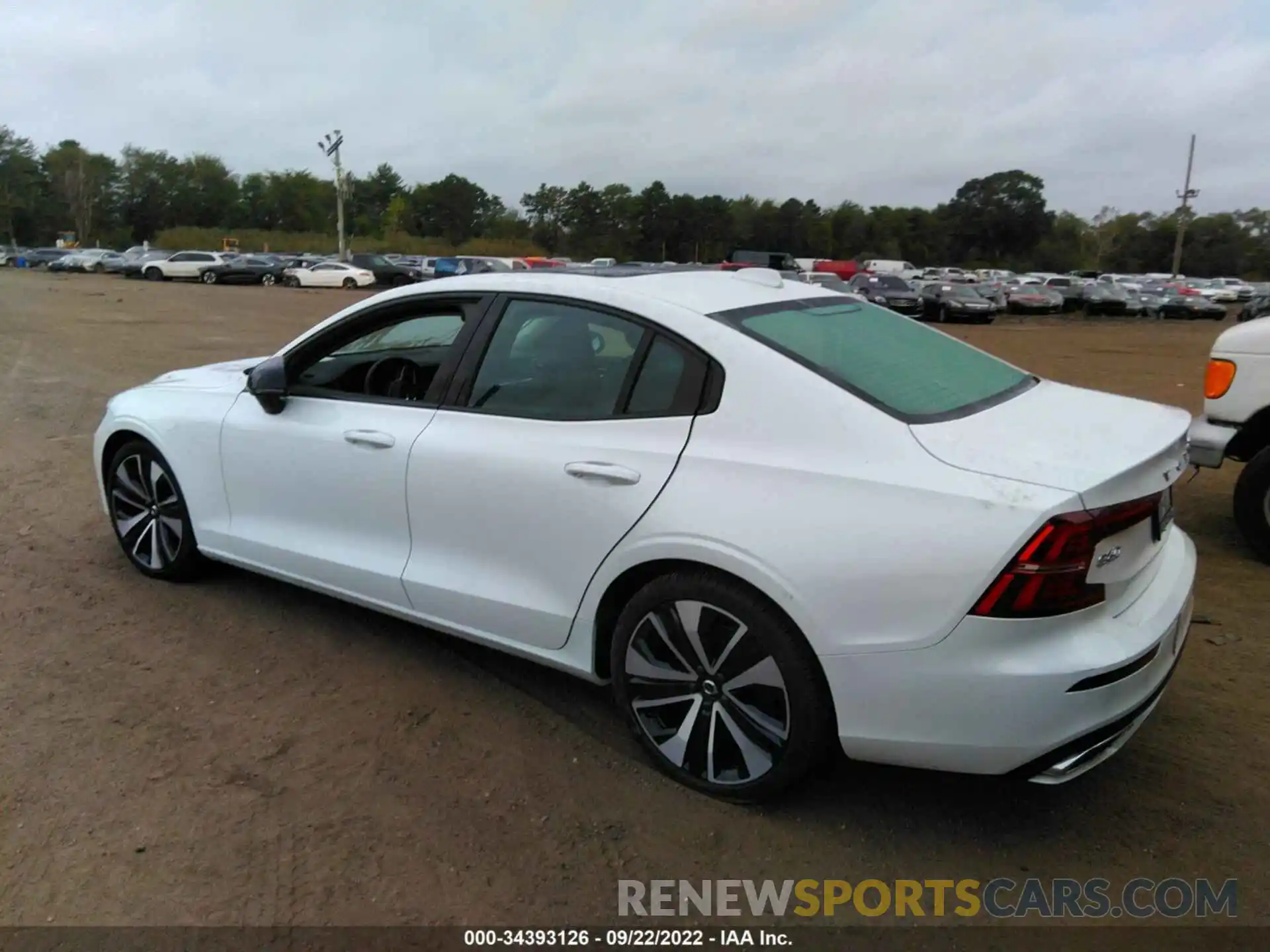 3 Photograph of a damaged car 7JRL12FZ5NG160290 VOLVO S60 2022