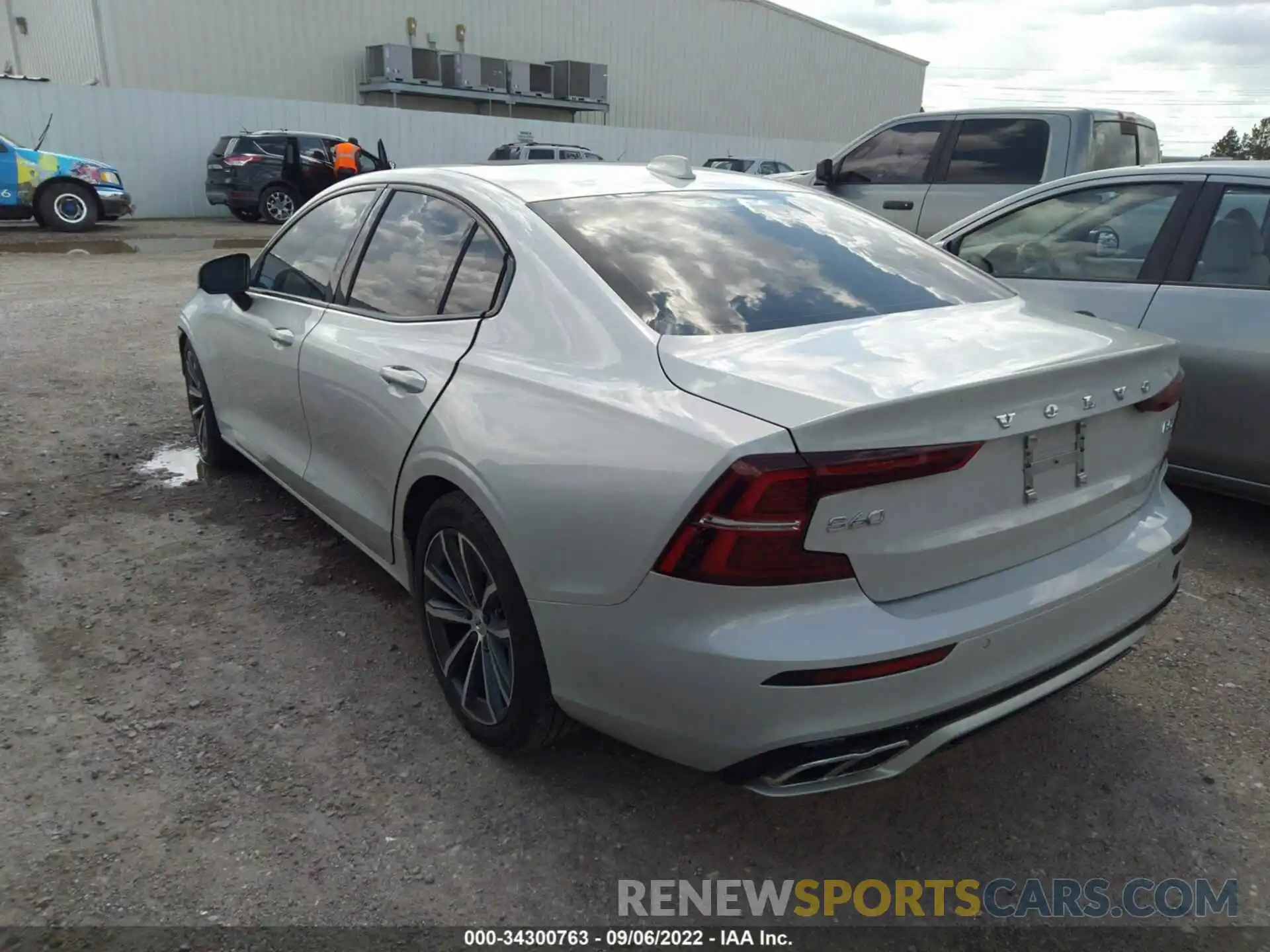 3 Photograph of a damaged car 7JRL12FZXNG154310 VOLVO S60 2022