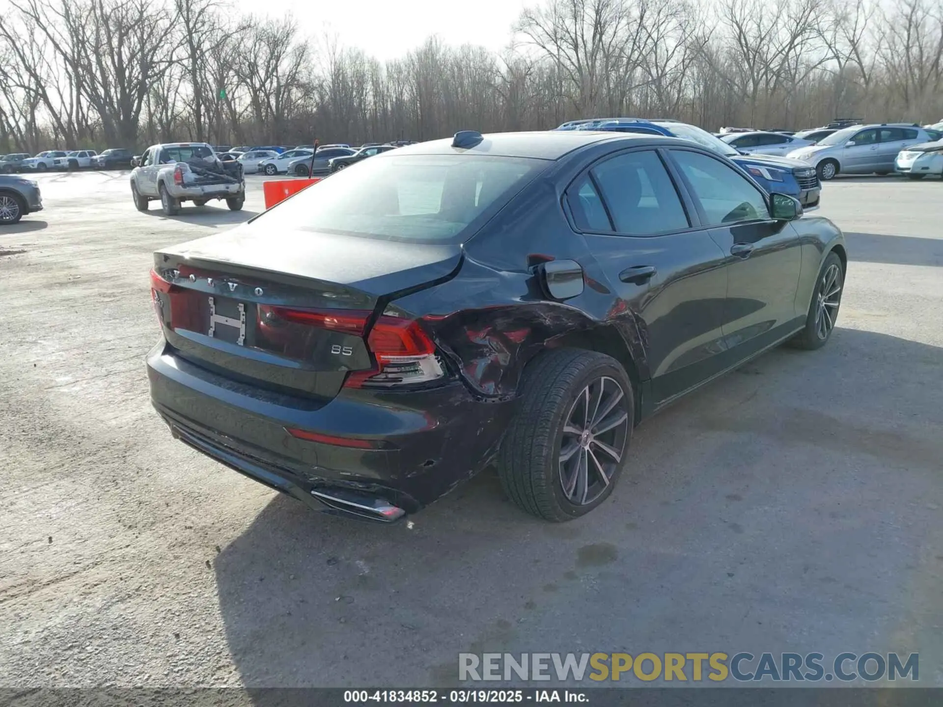 4 Photograph of a damaged car 7JRL12FZXNG192068 VOLVO S60 2022