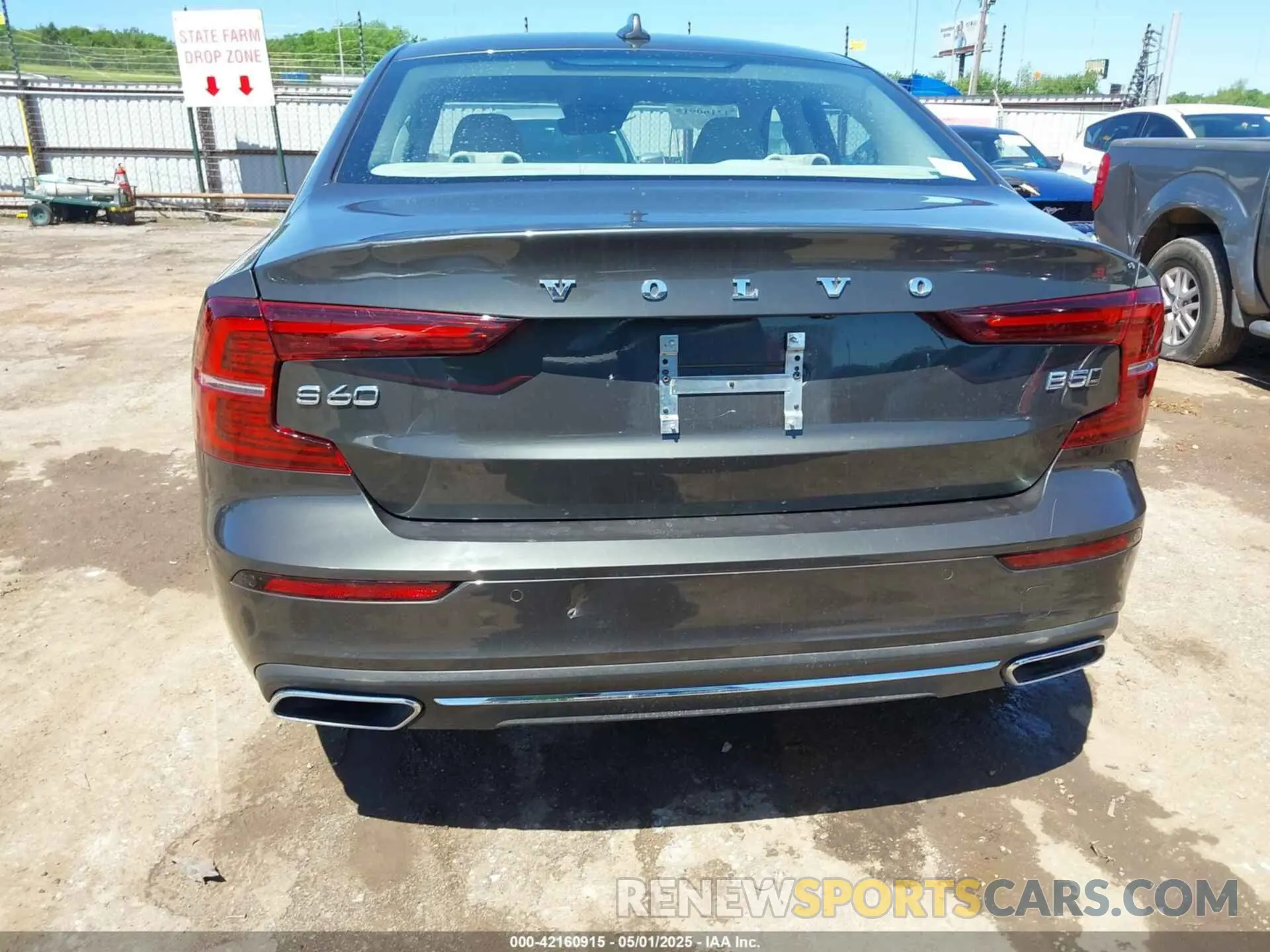 16 Photograph of a damaged car 7JRL12TL3NG162992 VOLVO S60 2022