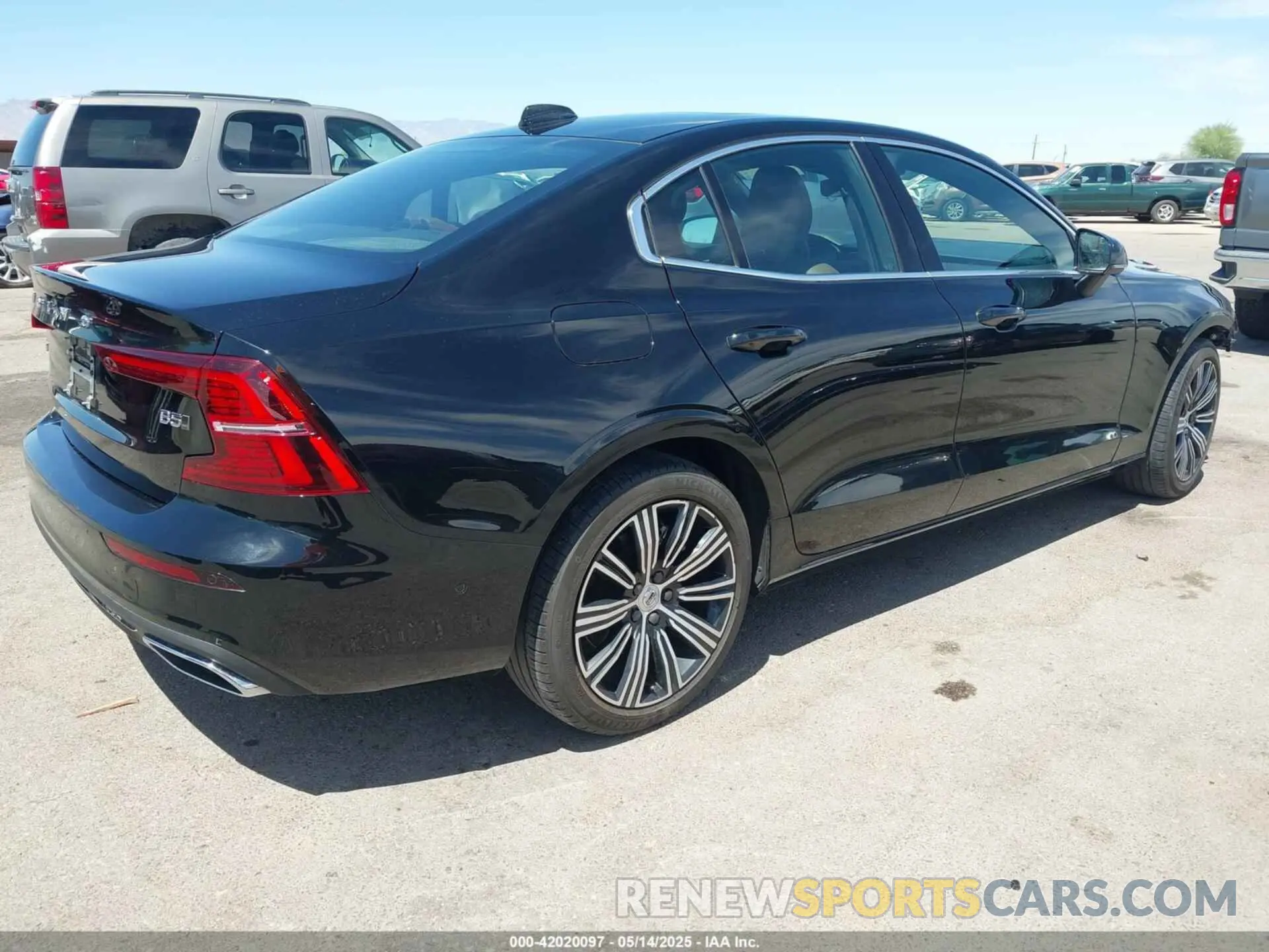 4 Photograph of a damaged car 7JRL12TL3NG177718 VOLVO S60 2022