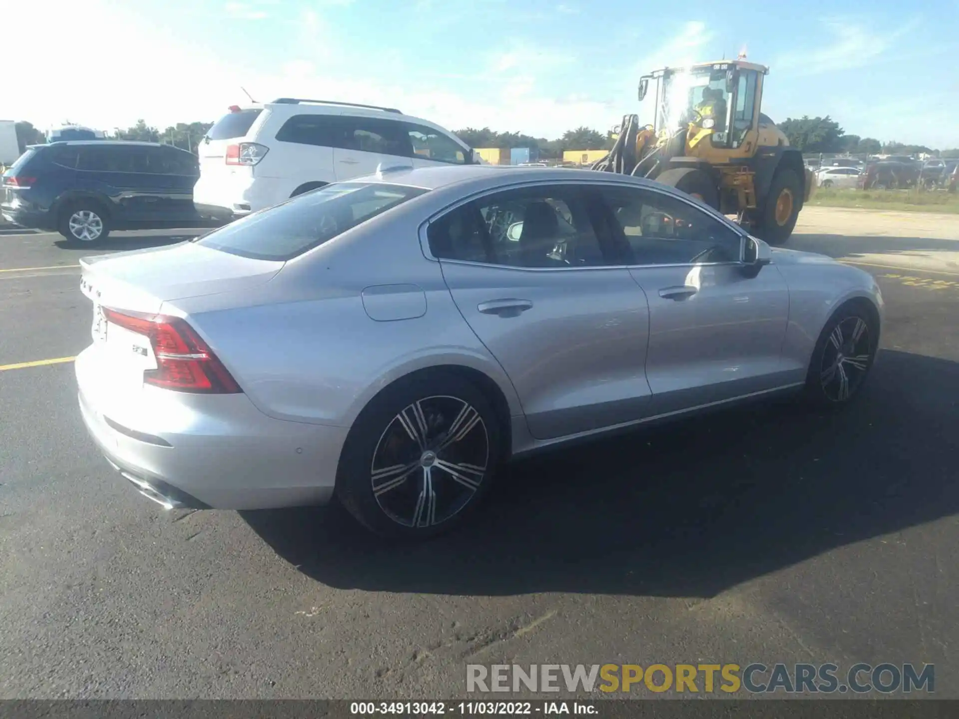 4 Photograph of a damaged car 7JRL12TL4NG177548 VOLVO S60 2022