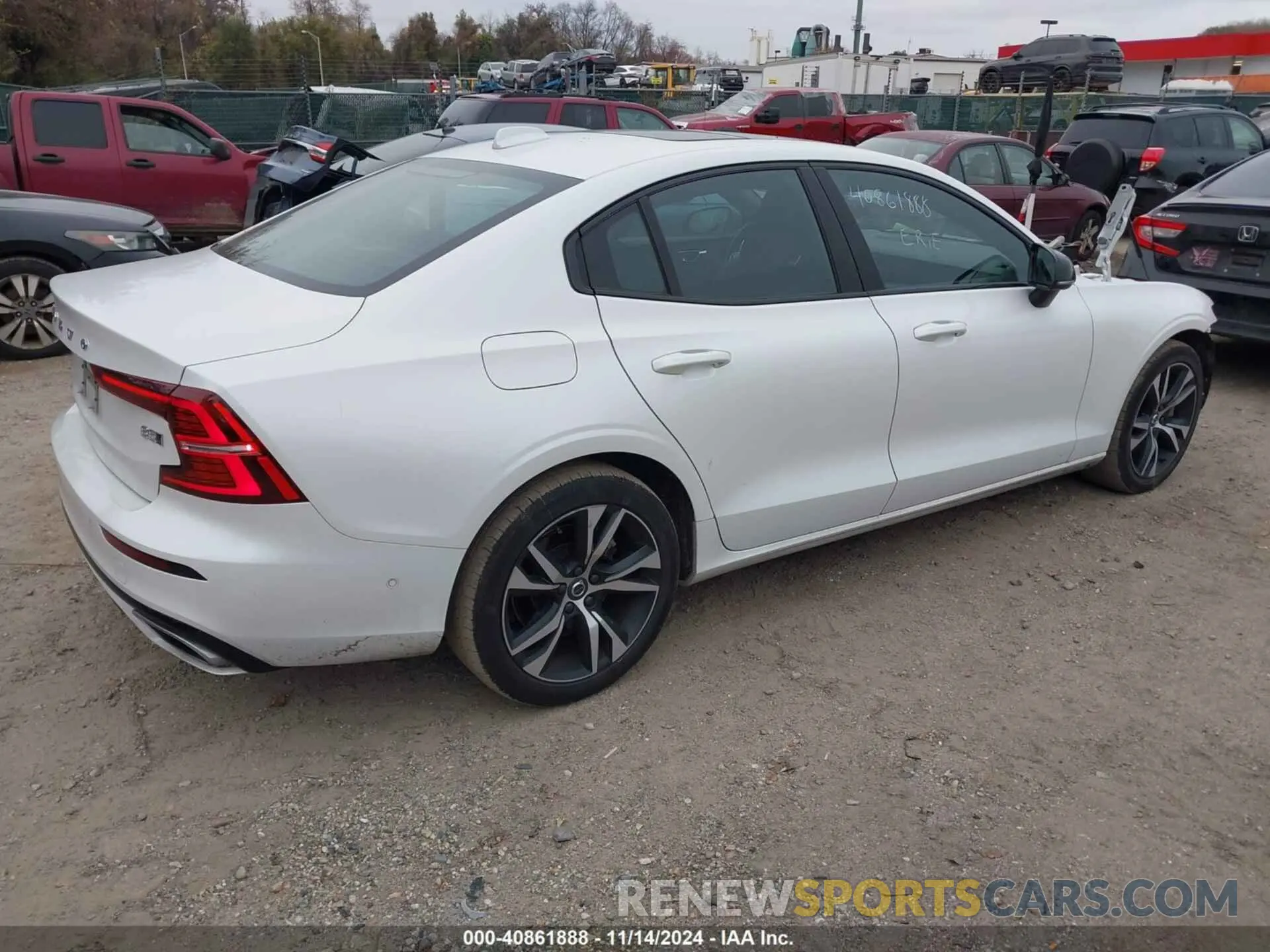 4 Photograph of a damaged car 7JRL12TM4NG192138 VOLVO S60 2022
