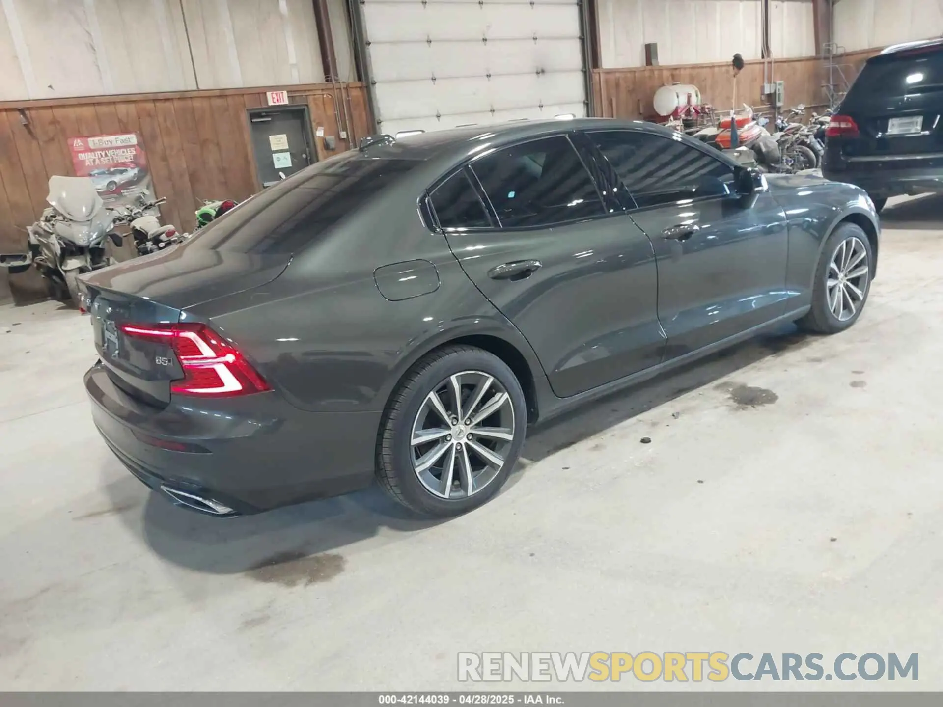 4 Photograph of a damaged car 7JRL12TZ1NG192240 VOLVO S60 2022