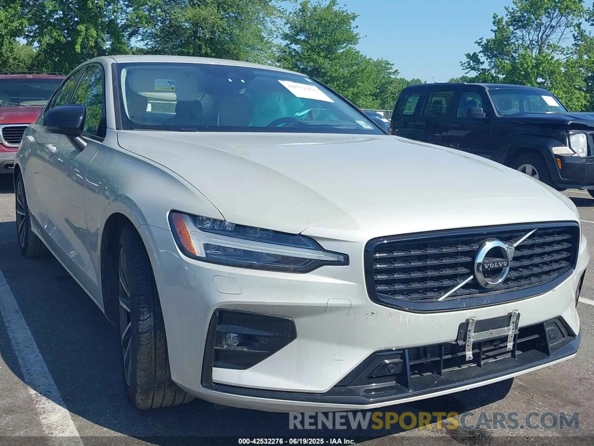 1 Photograph of a damaged car 7JRL12TZXNG162556 VOLVO S60 2022