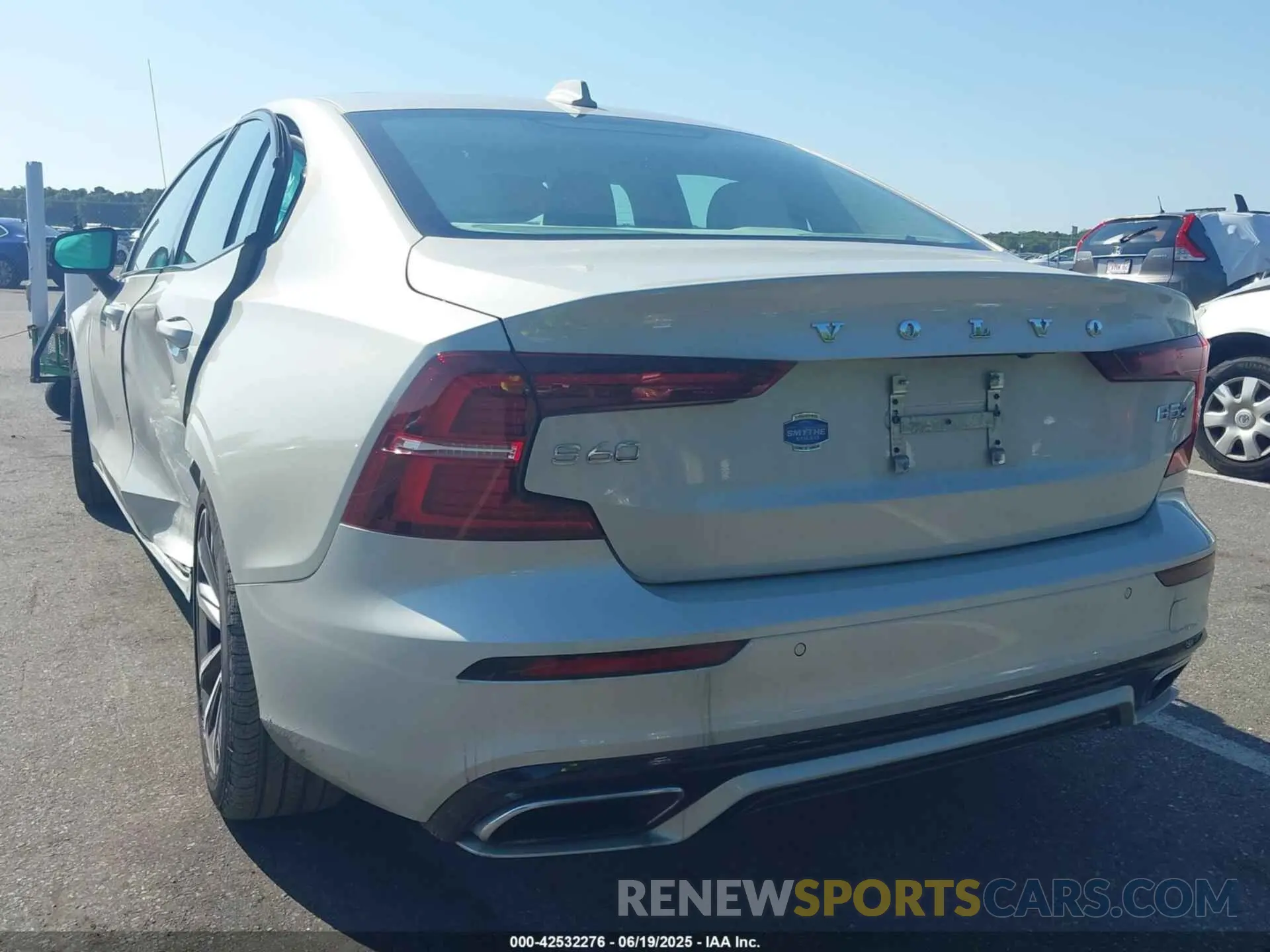 3 Photograph of a damaged car 7JRL12TZXNG162556 VOLVO S60 2022