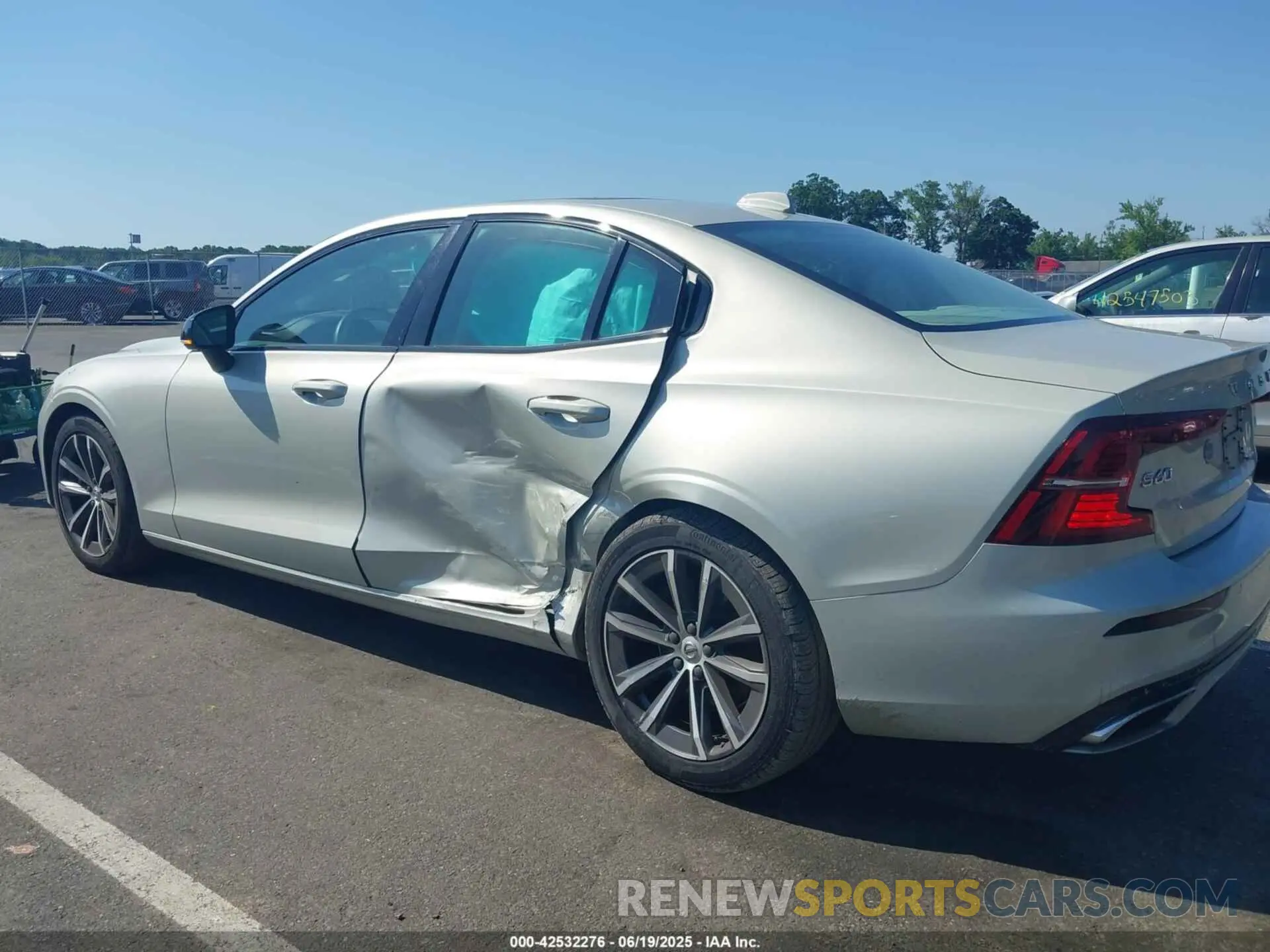 6 Photograph of a damaged car 7JRL12TZXNG162556 VOLVO S60 2022