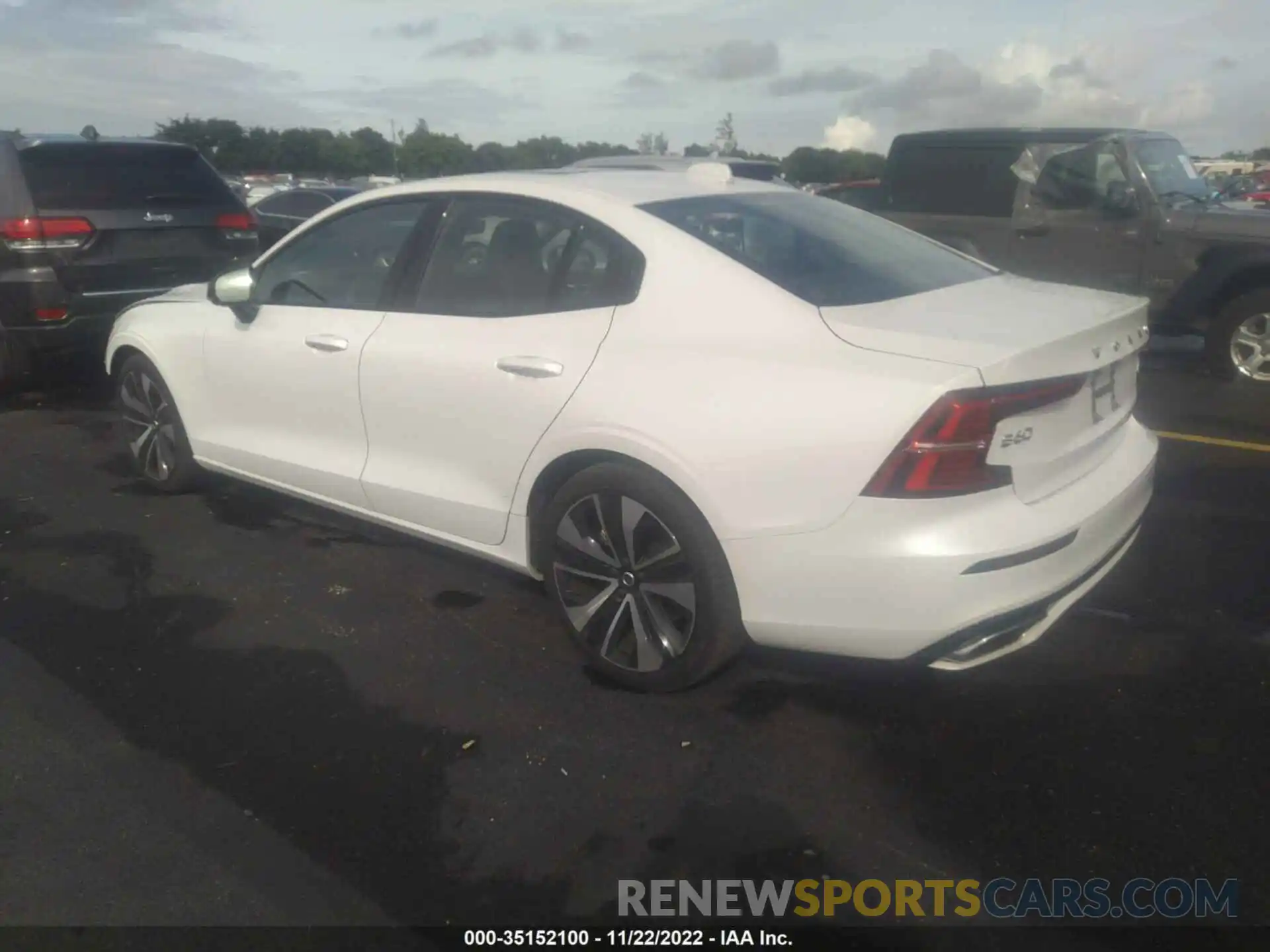 3 Photograph of a damaged car 7JRL12TZXNG175971 VOLVO S60 2022