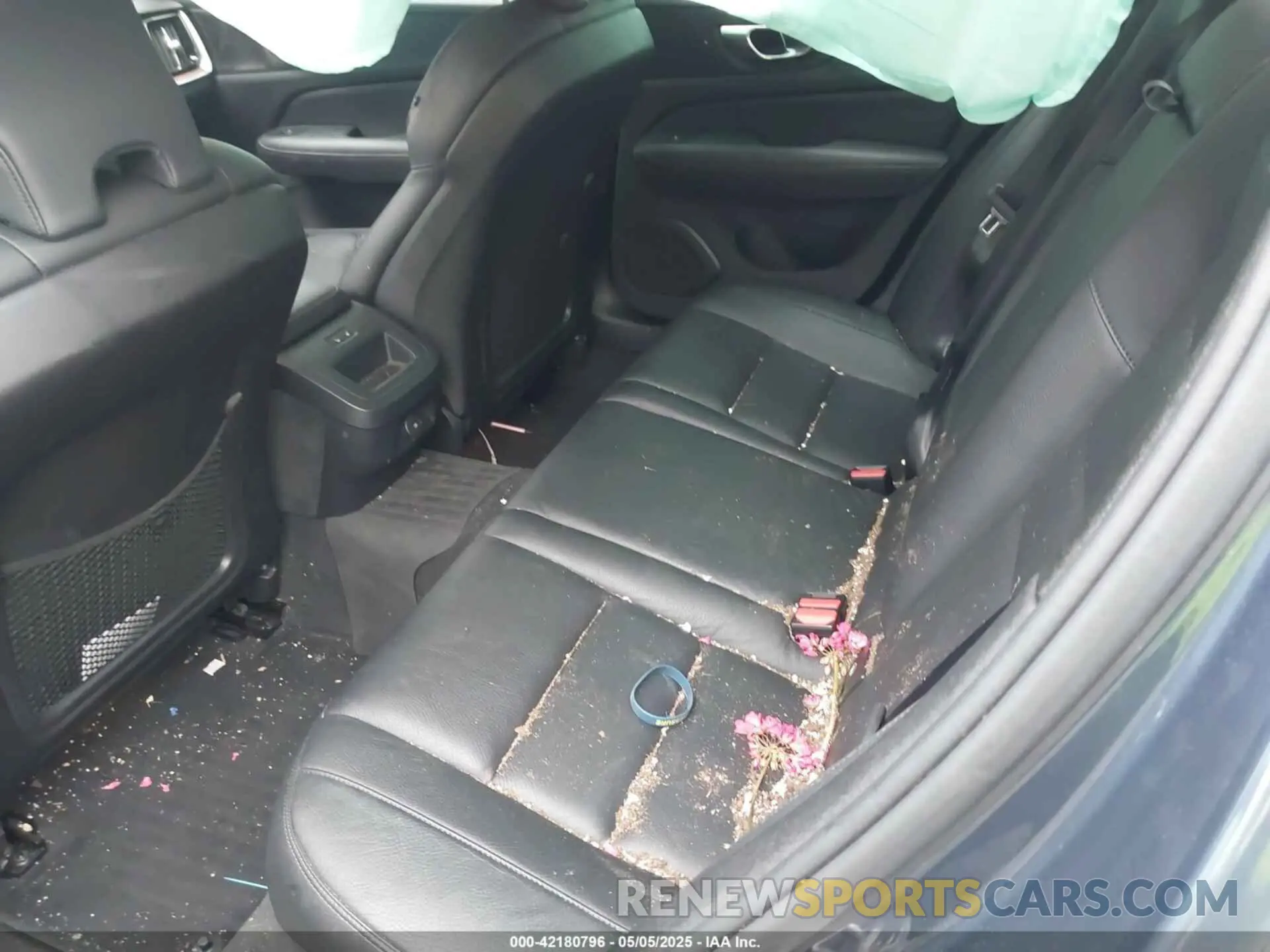 8 Photograph of a damaged car 7JRL12TW2PG234438 VOLVO S60 2023