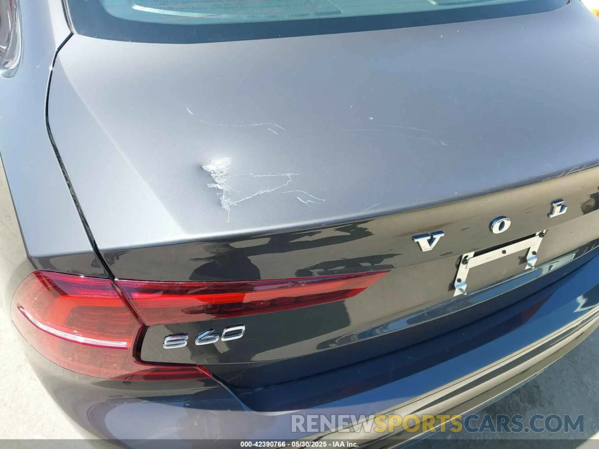 19 Photograph of a damaged car 7JRL12FKXRG296326 VOLVO S60 2024