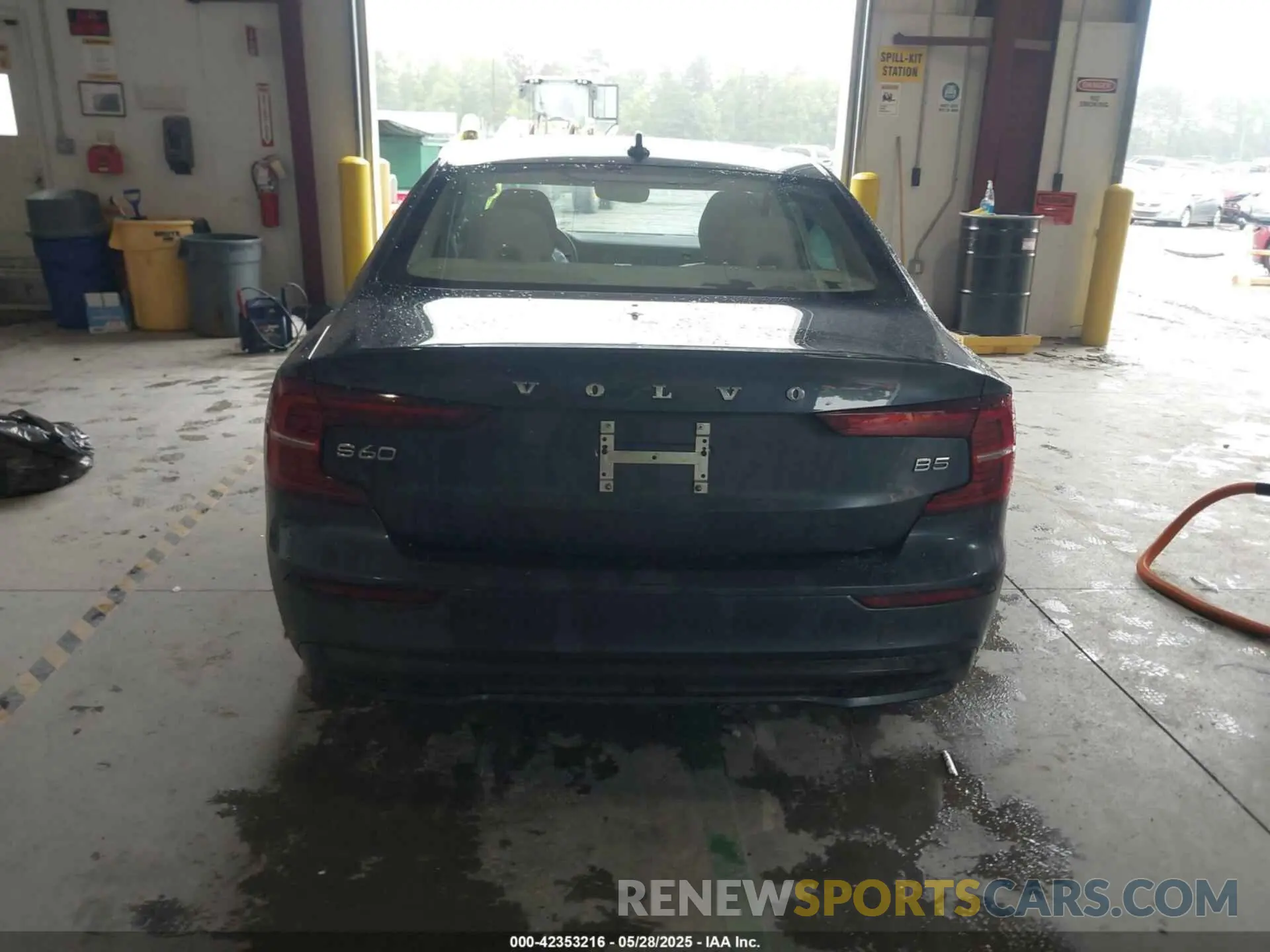 16 Photograph of a damaged car 7JRL12FL0RG295565 VOLVO S60 2024