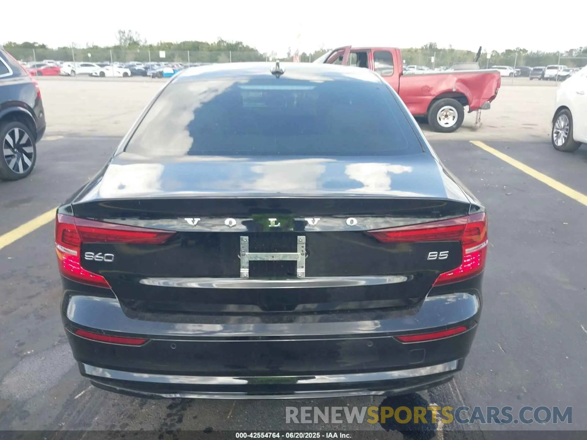 15 Photograph of a damaged car 7JRL12FL1RG305360 VOLVO S60 2024