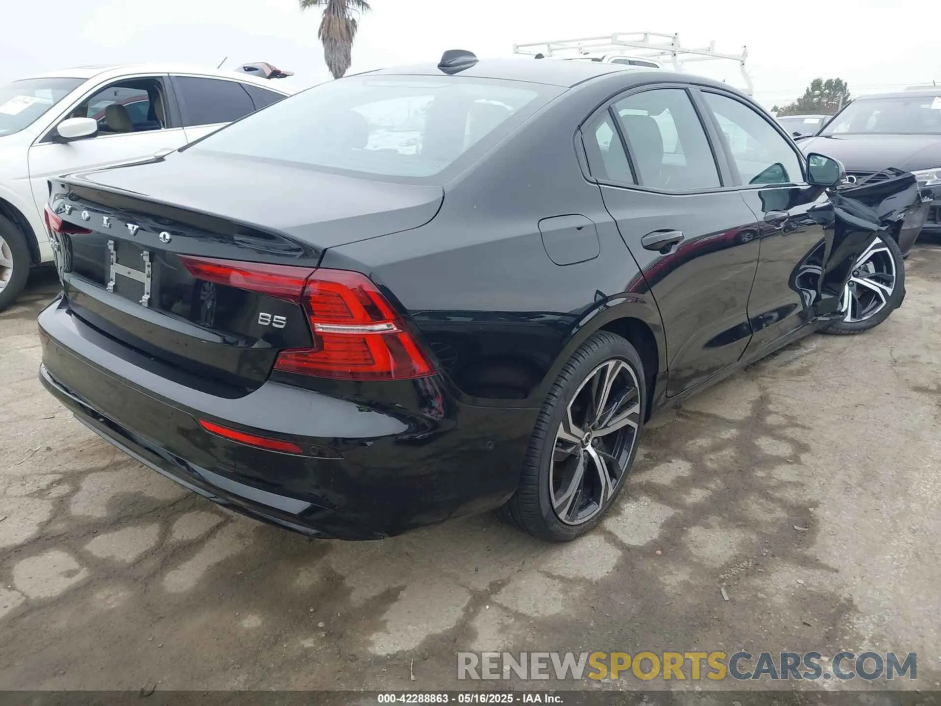4 Photograph of a damaged car 7JRL12FL4RG324517 VOLVO S60 2024