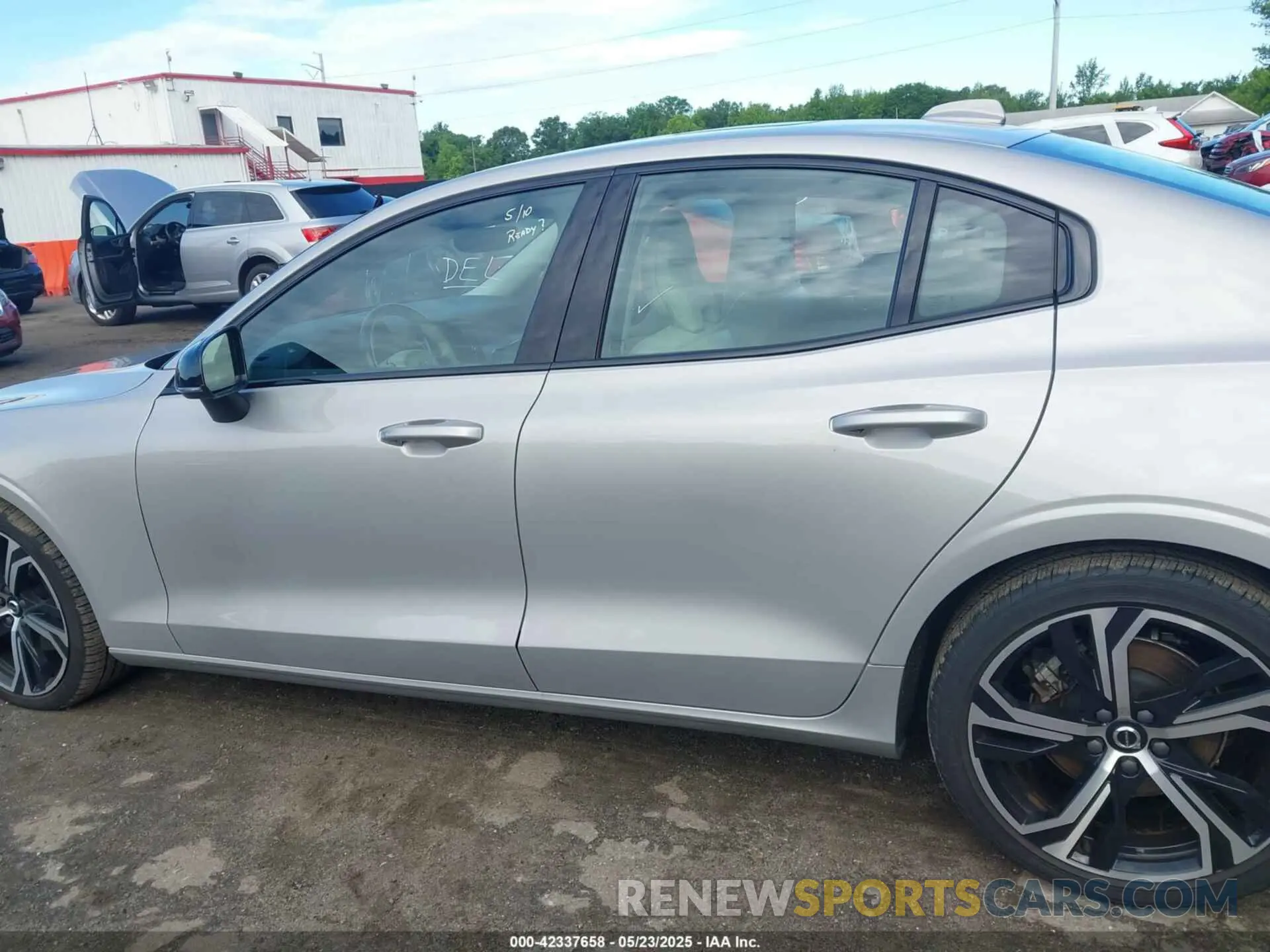 14 Photograph of a damaged car 7JRL12TK0RG294377 VOLVO S60 2024