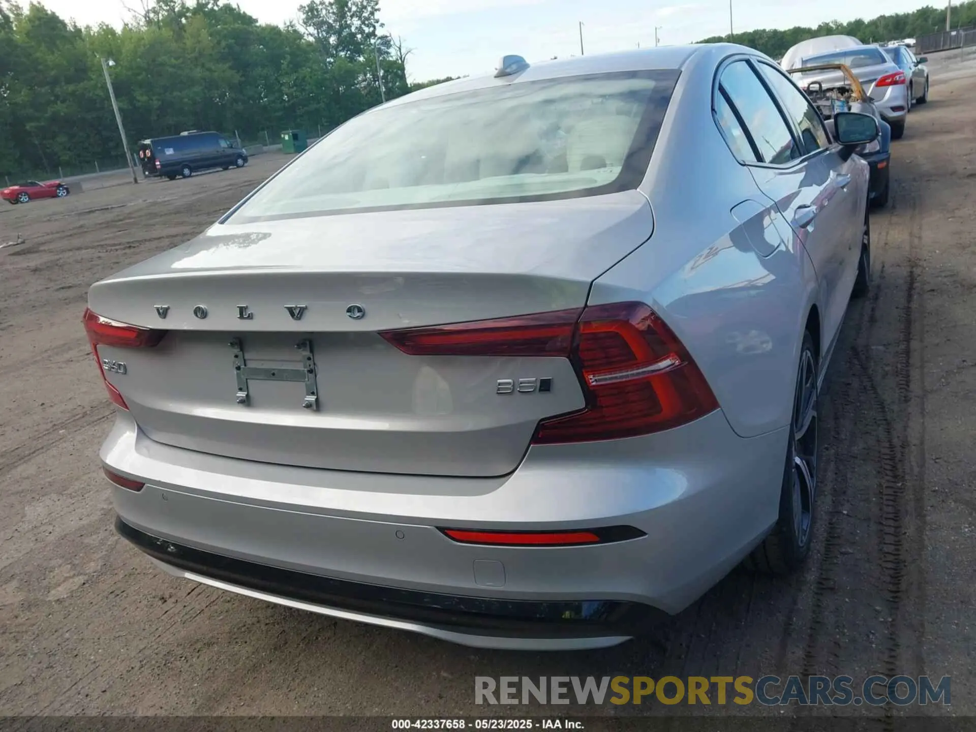 16 Photograph of a damaged car 7JRL12TK0RG294377 VOLVO S60 2024