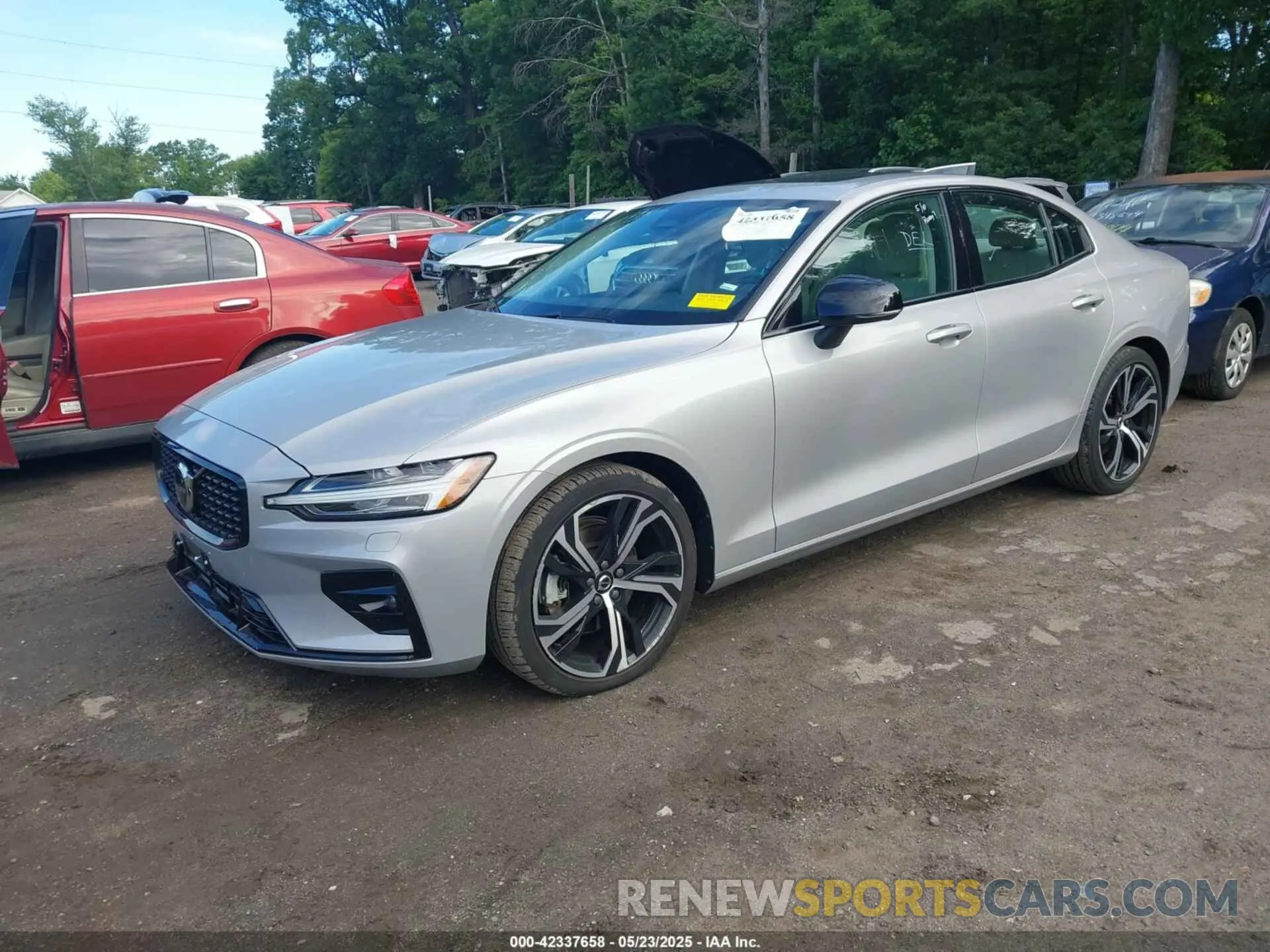 2 Photograph of a damaged car 7JRL12TK0RG294377 VOLVO S60 2024