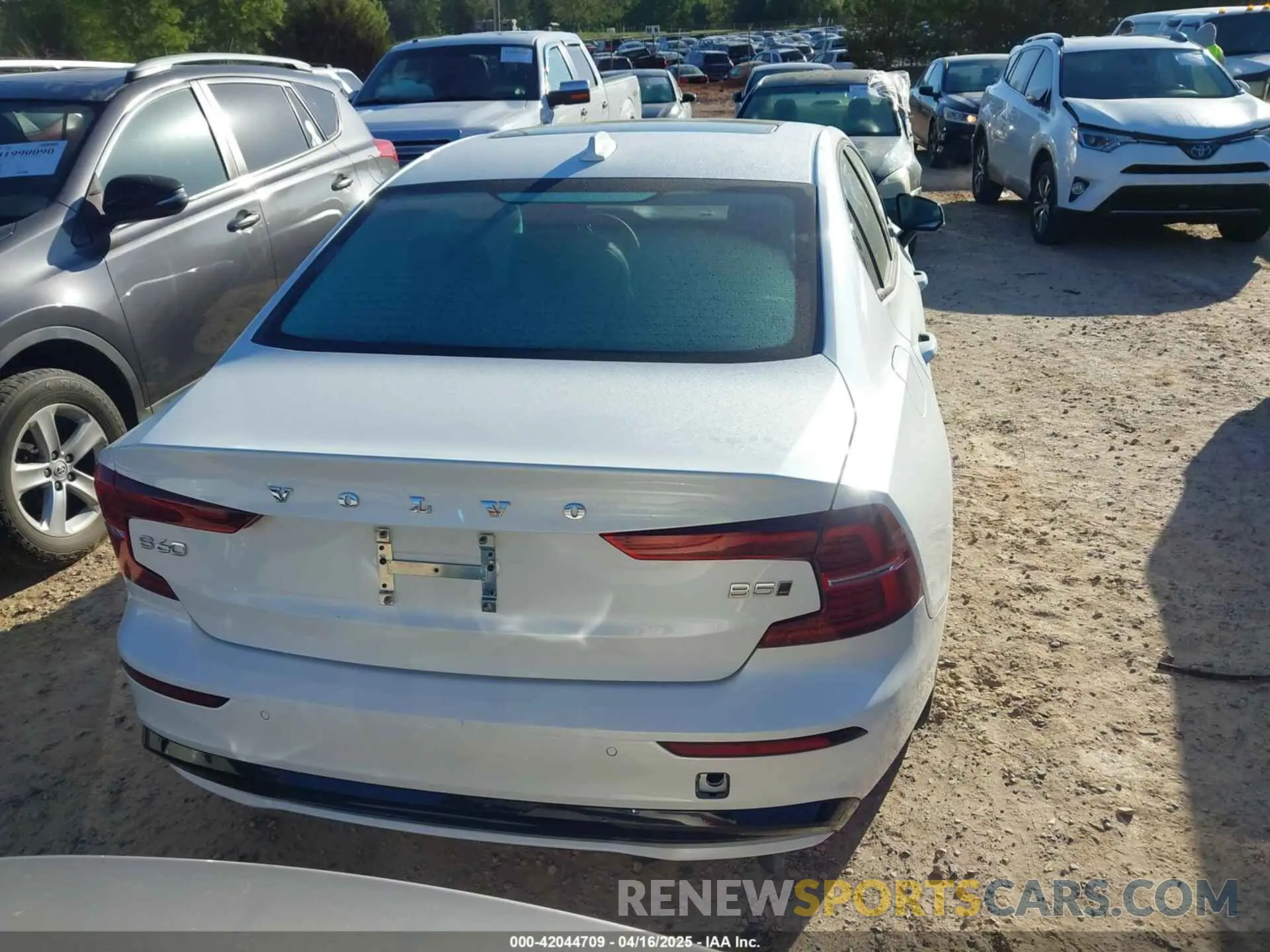 17 Photograph of a damaged car 7JRL12TK4RG297119 VOLVO S60 2024