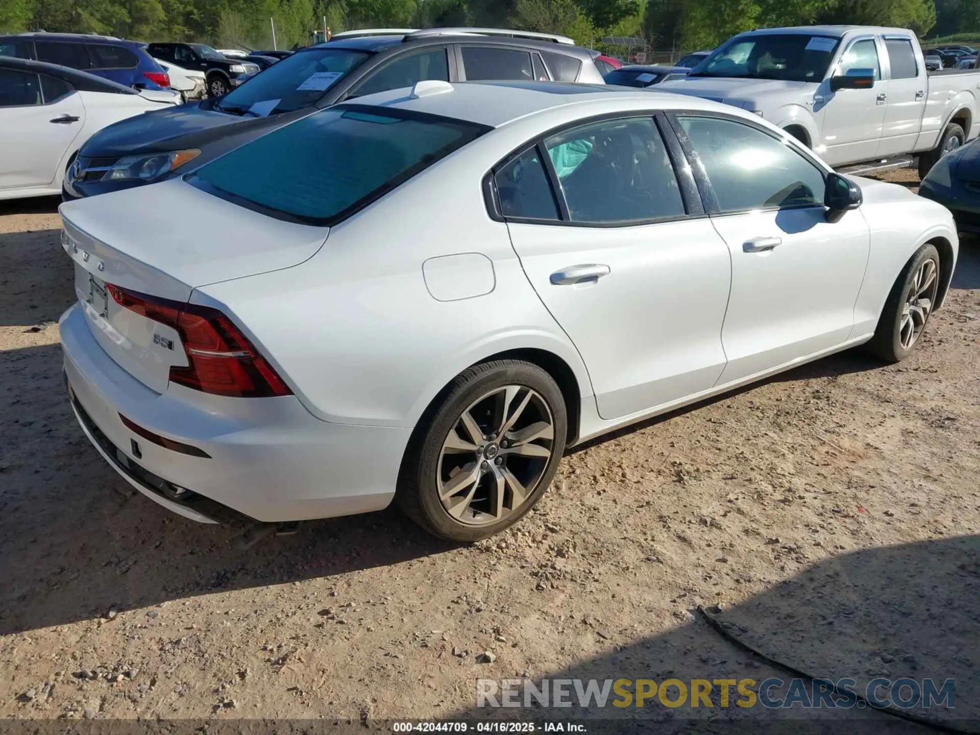 4 Photograph of a damaged car 7JRL12TK4RG297119 VOLVO S60 2024