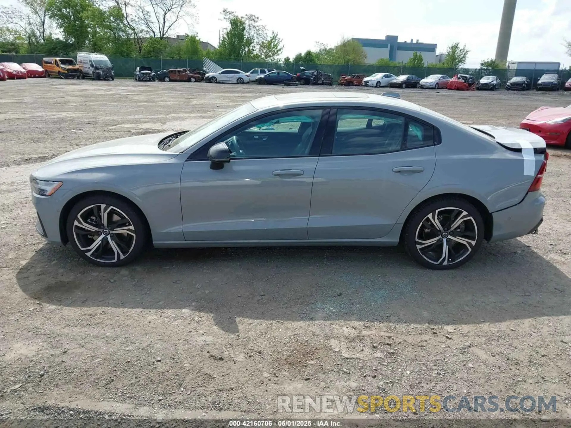 15 Photograph of a damaged car 7JRL12TL2RG301001 VOLVO S60 2024