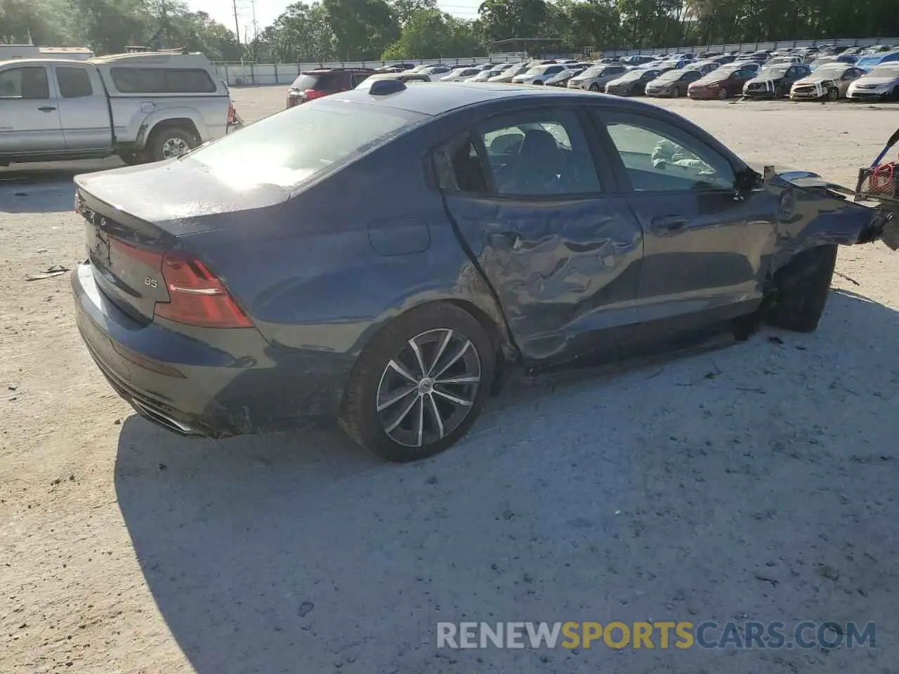 3 Photograph of a damaged car 7JRL12FZ3NG161437 VOLVO S60 B5 MOM 2022